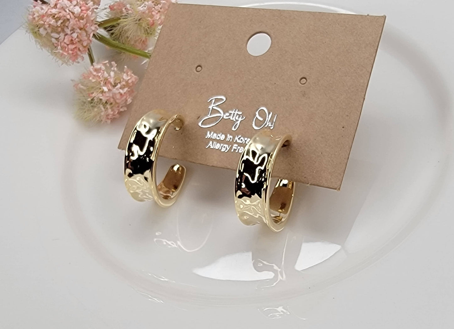 HOOP EARRINGS.