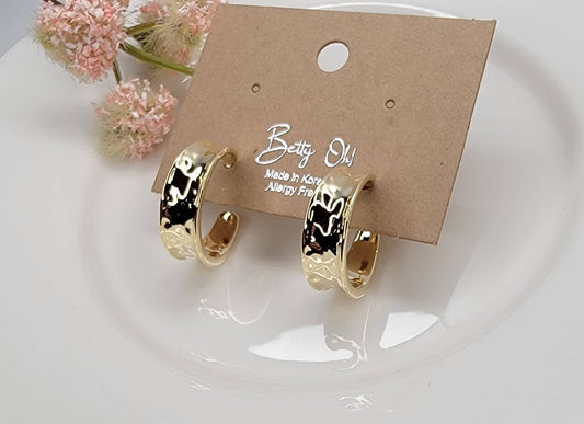 HOOP EARRINGS.
