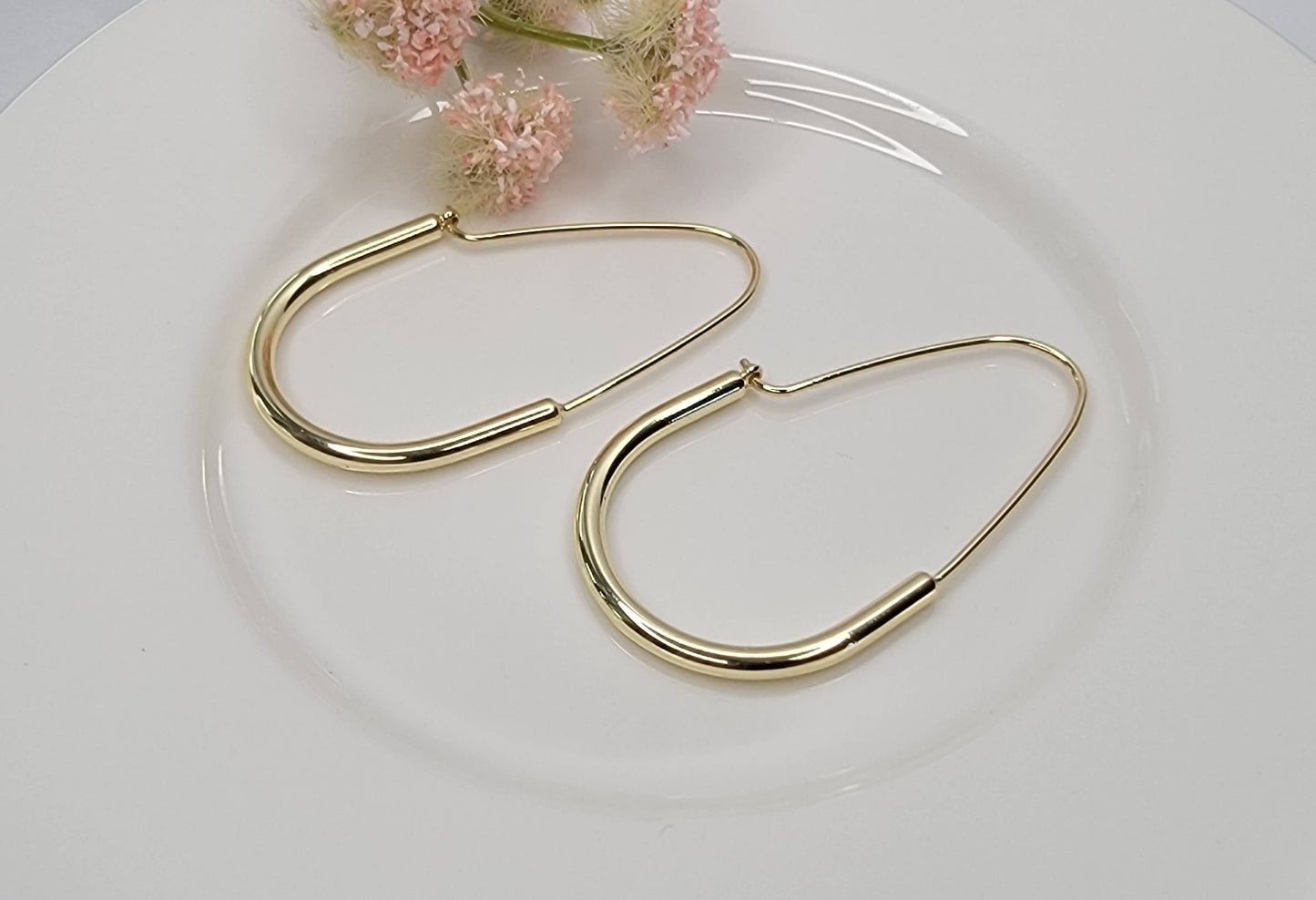 LONG OVAL HOOP EARRINGS.