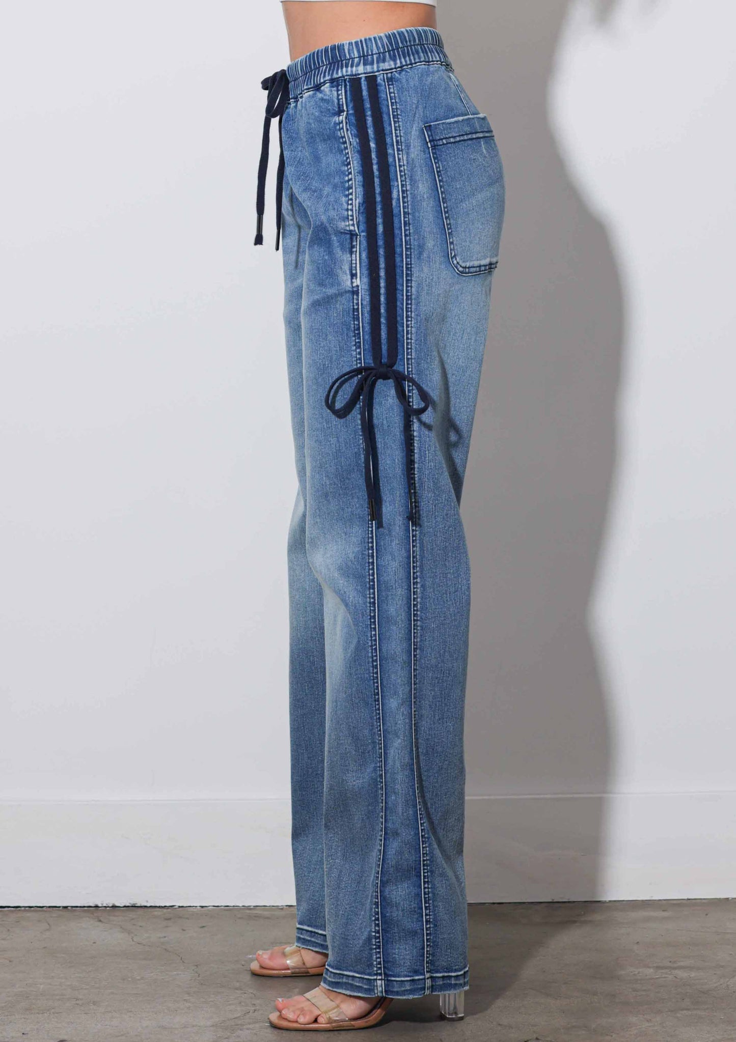 Straight Jeans With Ribbon Detail
