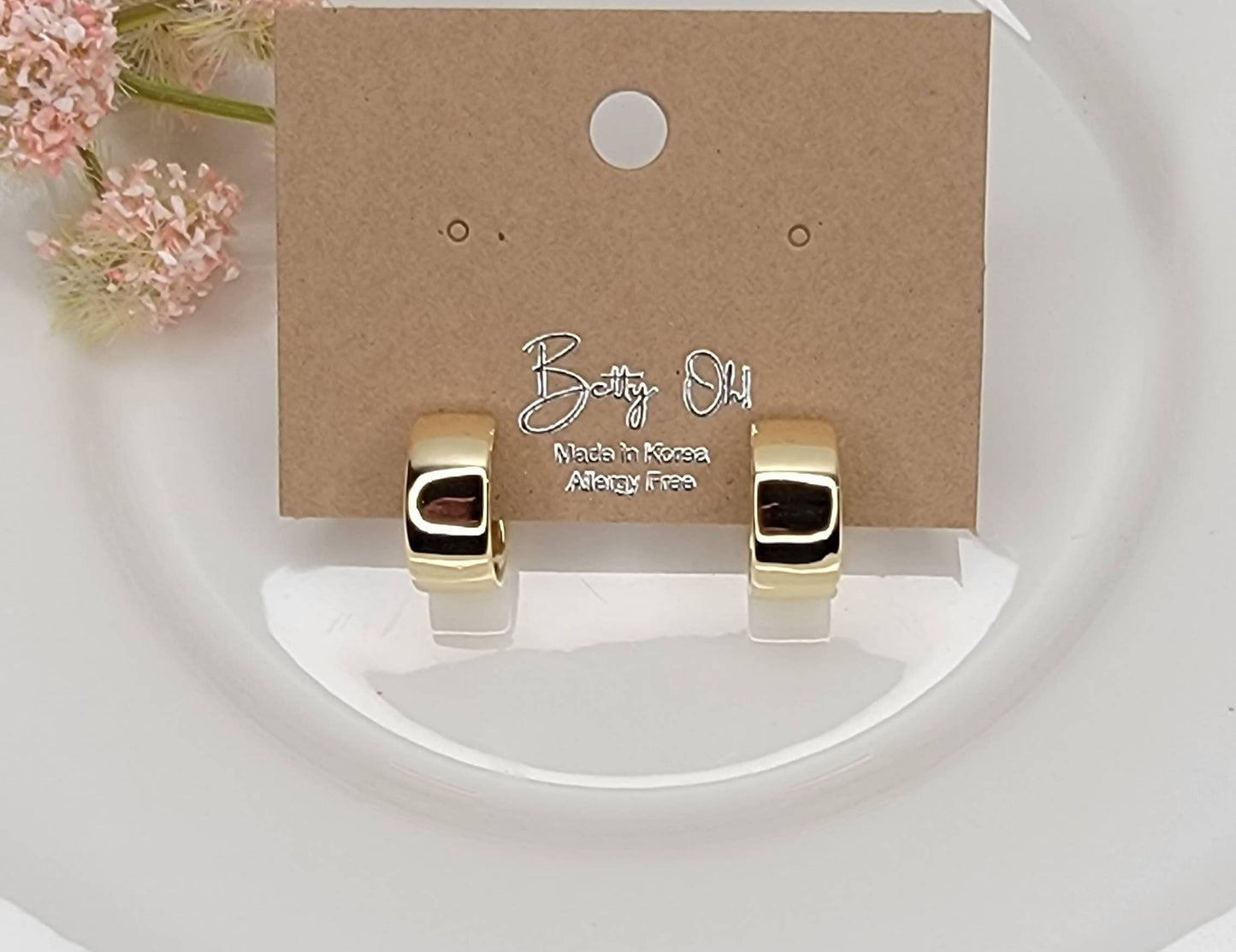 SMALL HOOP EARRINGS.