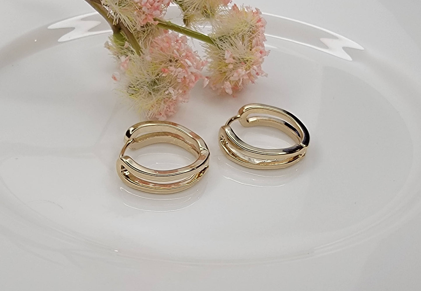 DOUBLE LINED CLICKER EARRINGS.