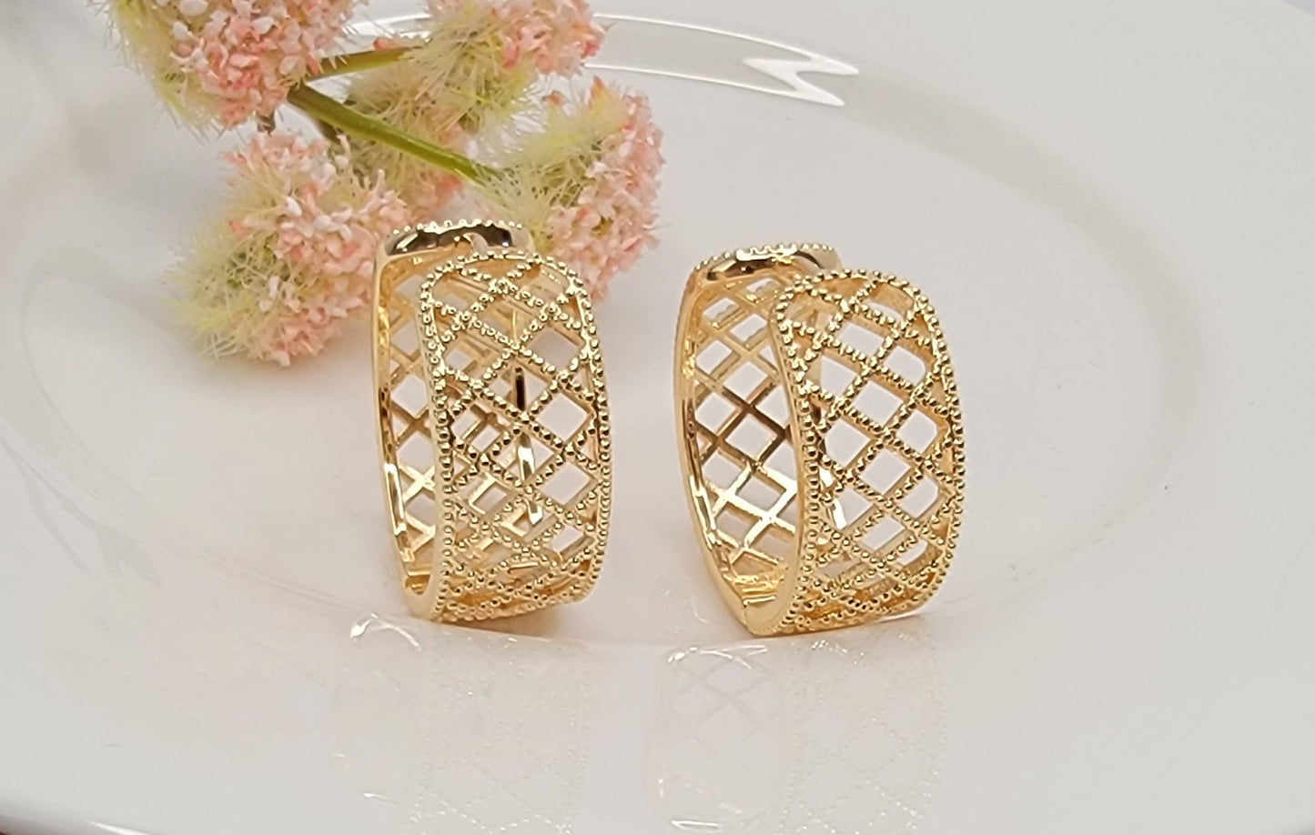 HOOP EARRINGS.