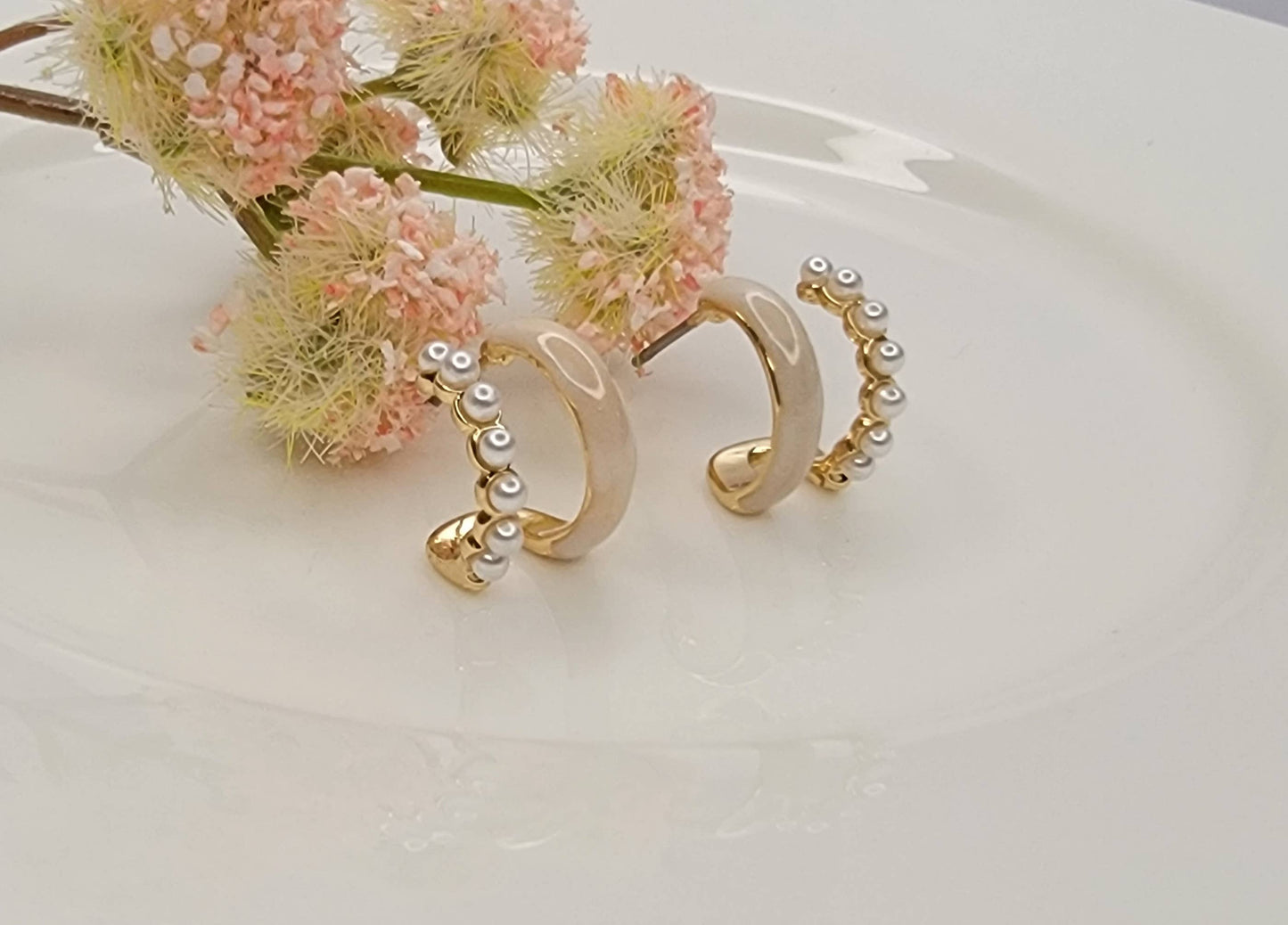 SMALL DOUBLE LAYRED HOOP EARRINGS.