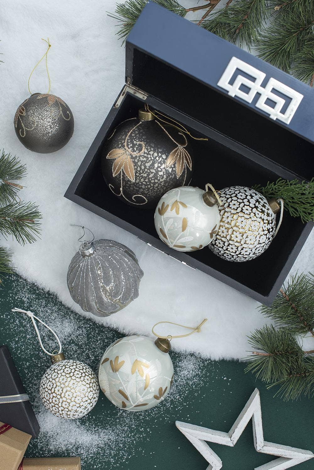 D4" Winter Blossom Glass Ornament