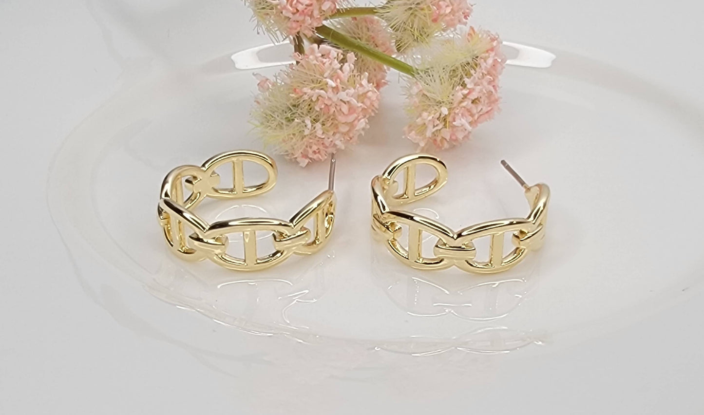 CHAIN STYLE HOOP EARRINGS.