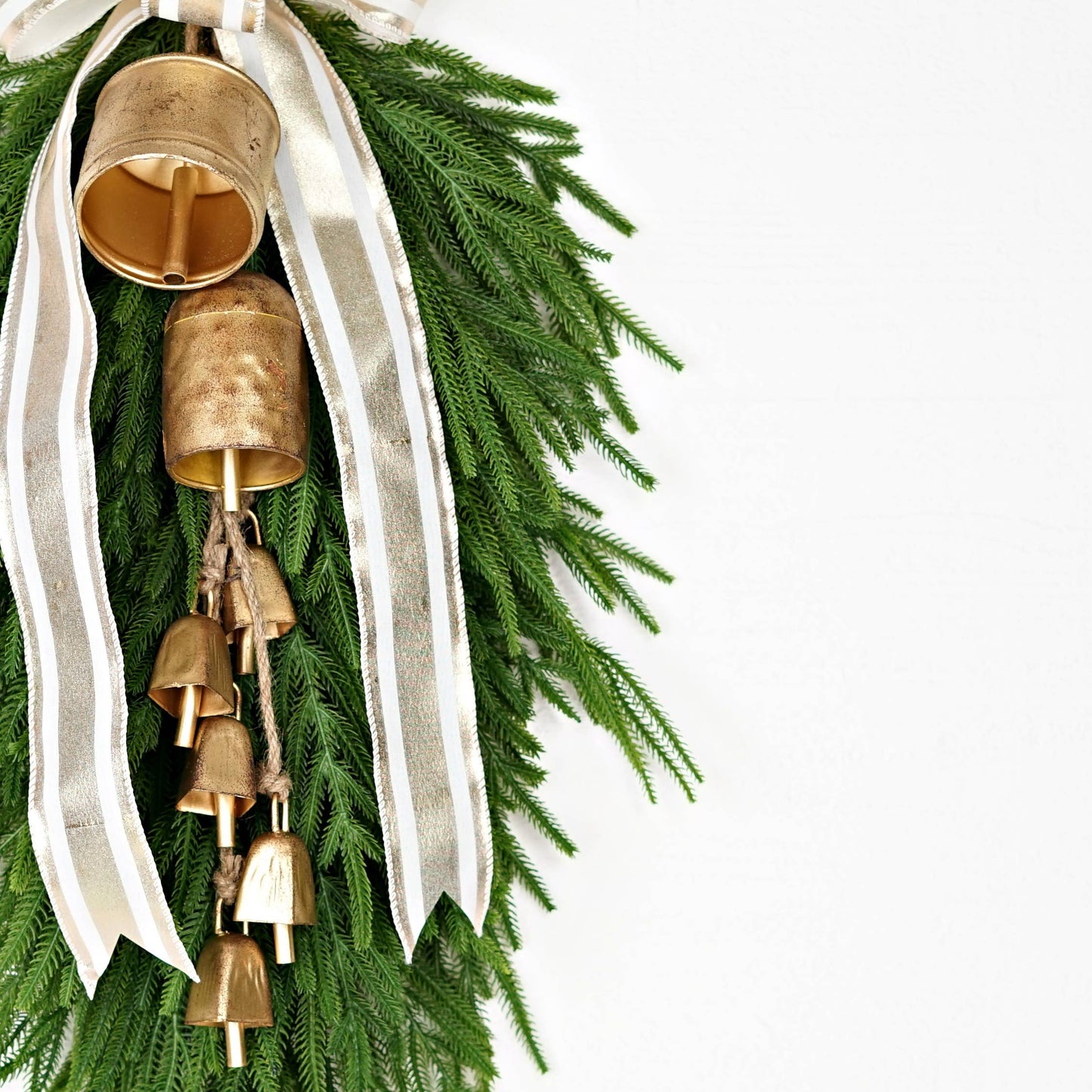 M32502-Vintage Gold Silo Bell w. jute loop (6.5inH)