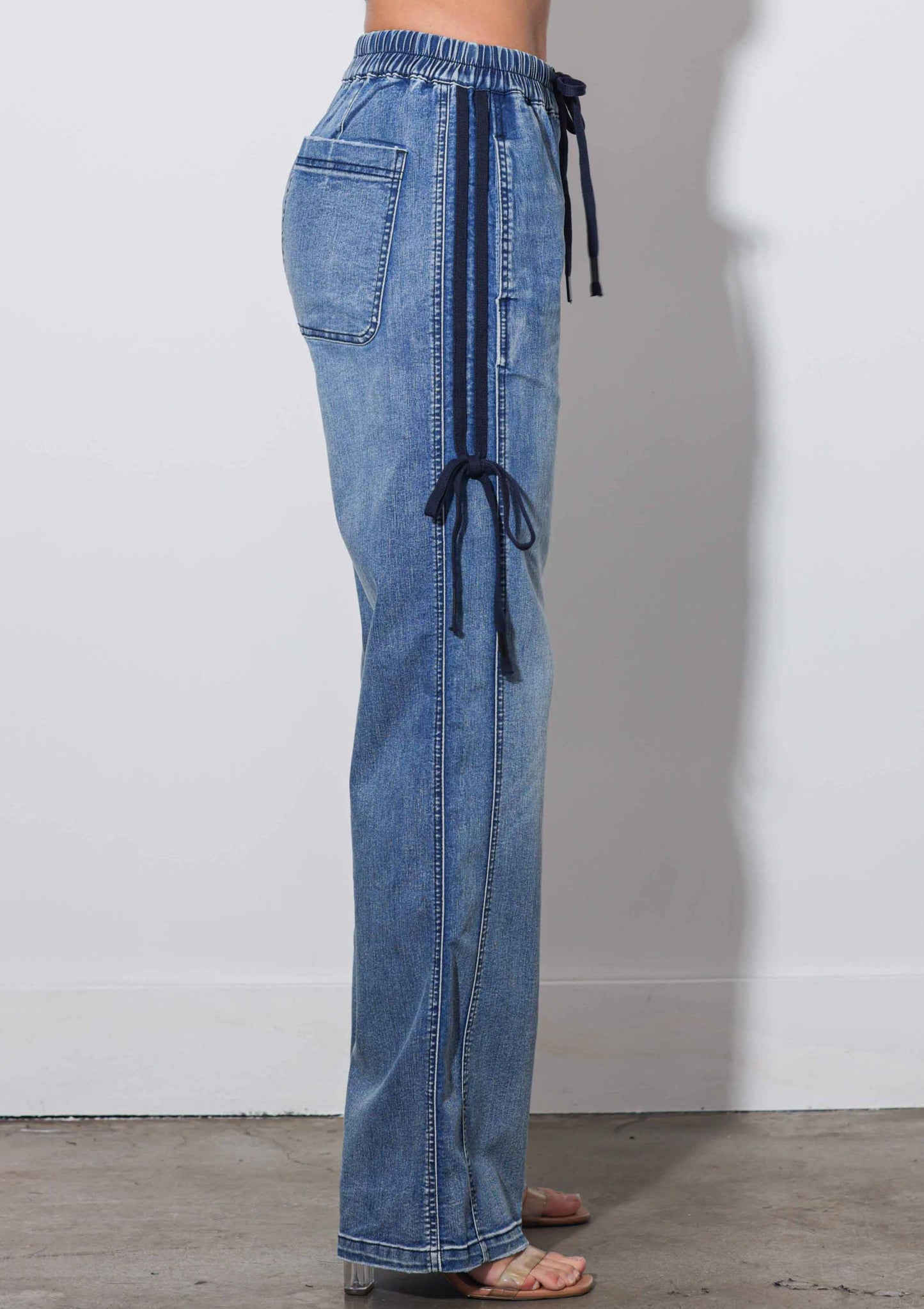 Straight Jeans With Ribbon Detail