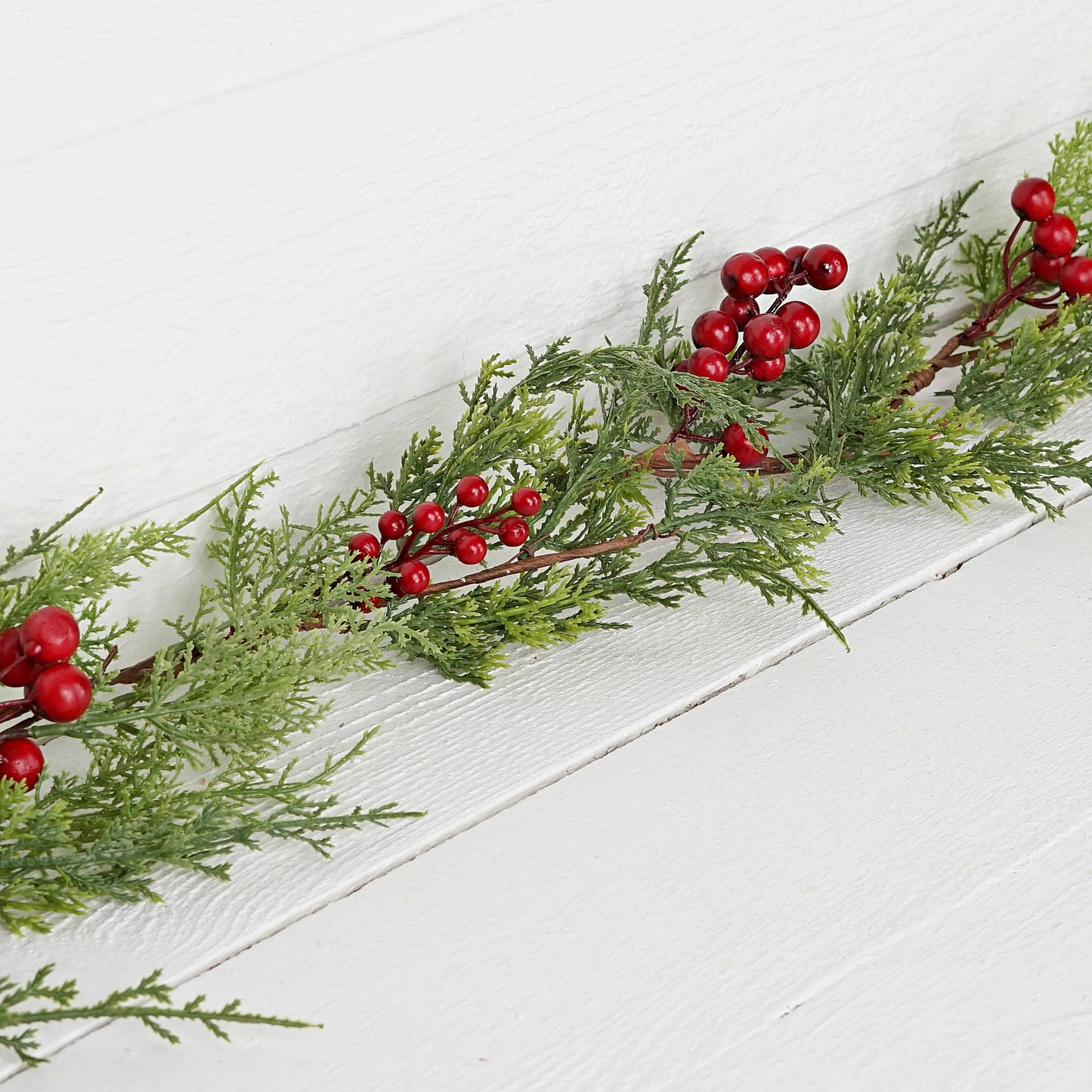 ISB78031- 4ft sparkled Cedar pine and Red Berry Garland