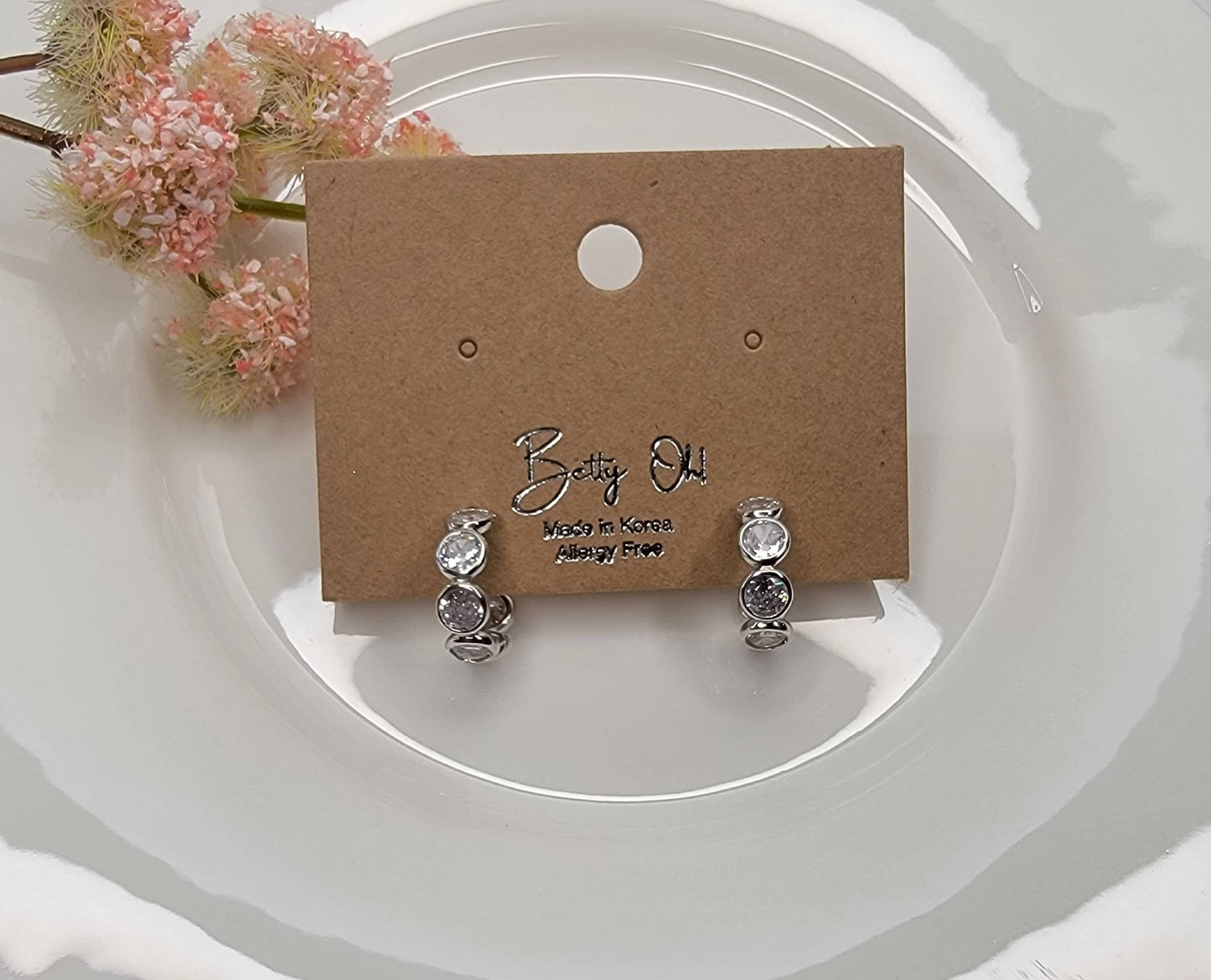 HOOP EARRINGS.