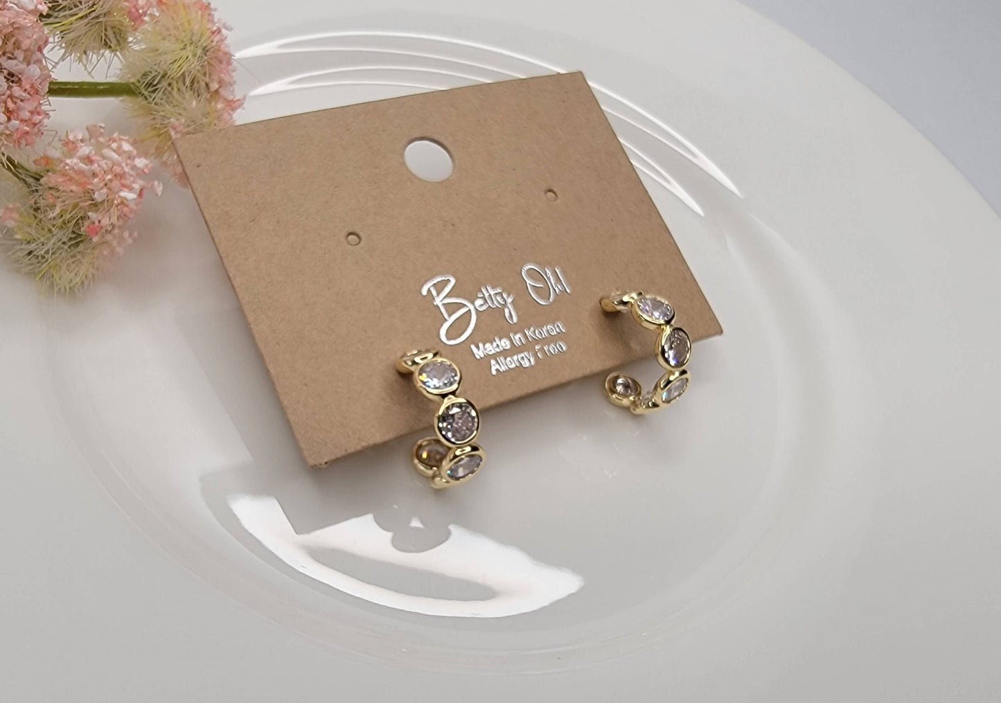 HOOP EARRINGS.