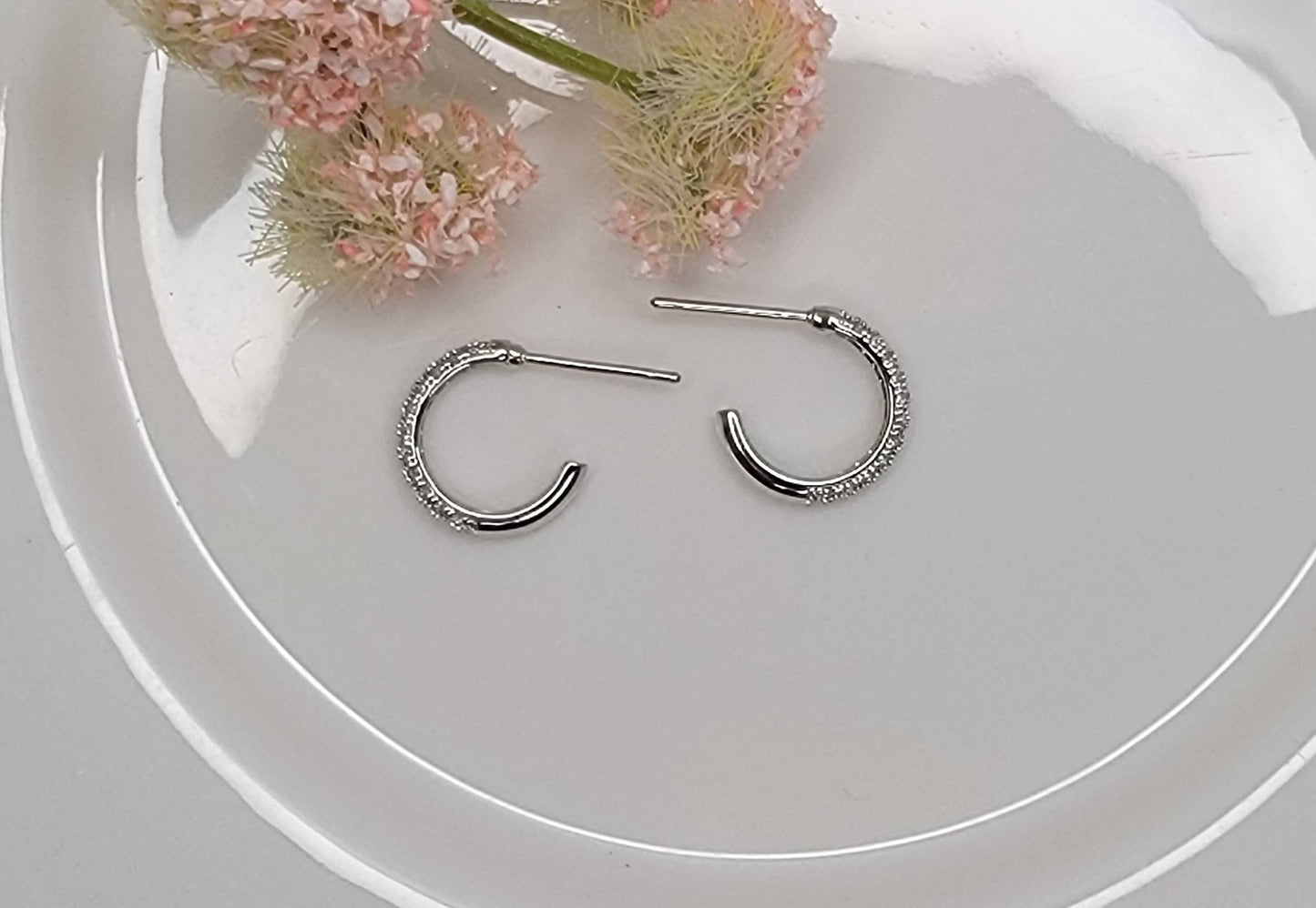SMALL HOOP EARRINGS.