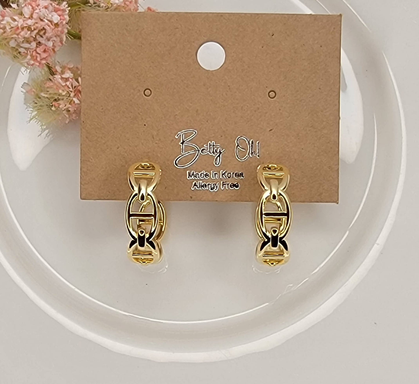 CHAIN STYLE HOOP EARRINGS.
