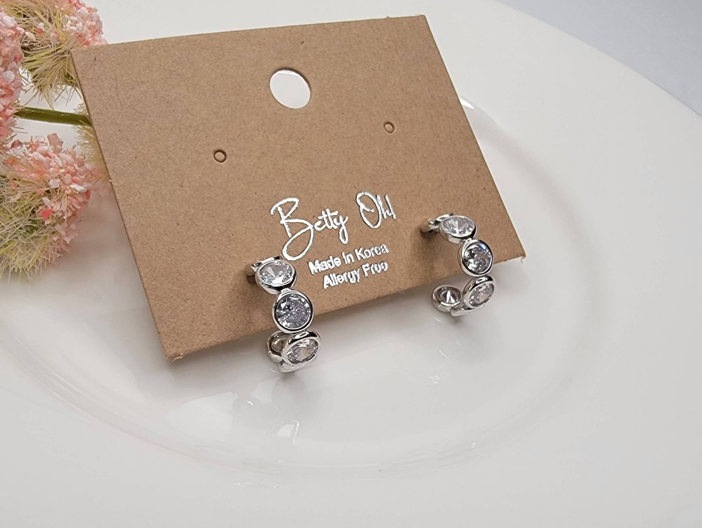 HOOP EARRINGS.