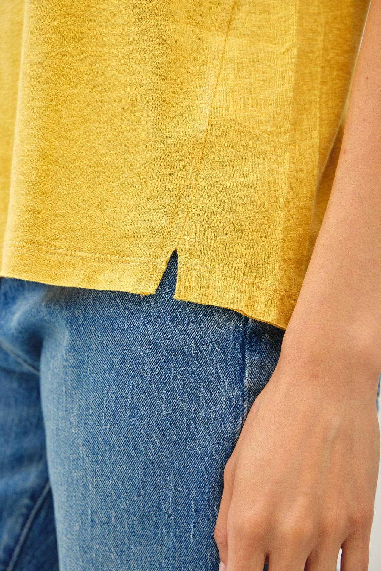 LINEN CLASSIC ROUND NECK SPLIT HEM T-SHIRT