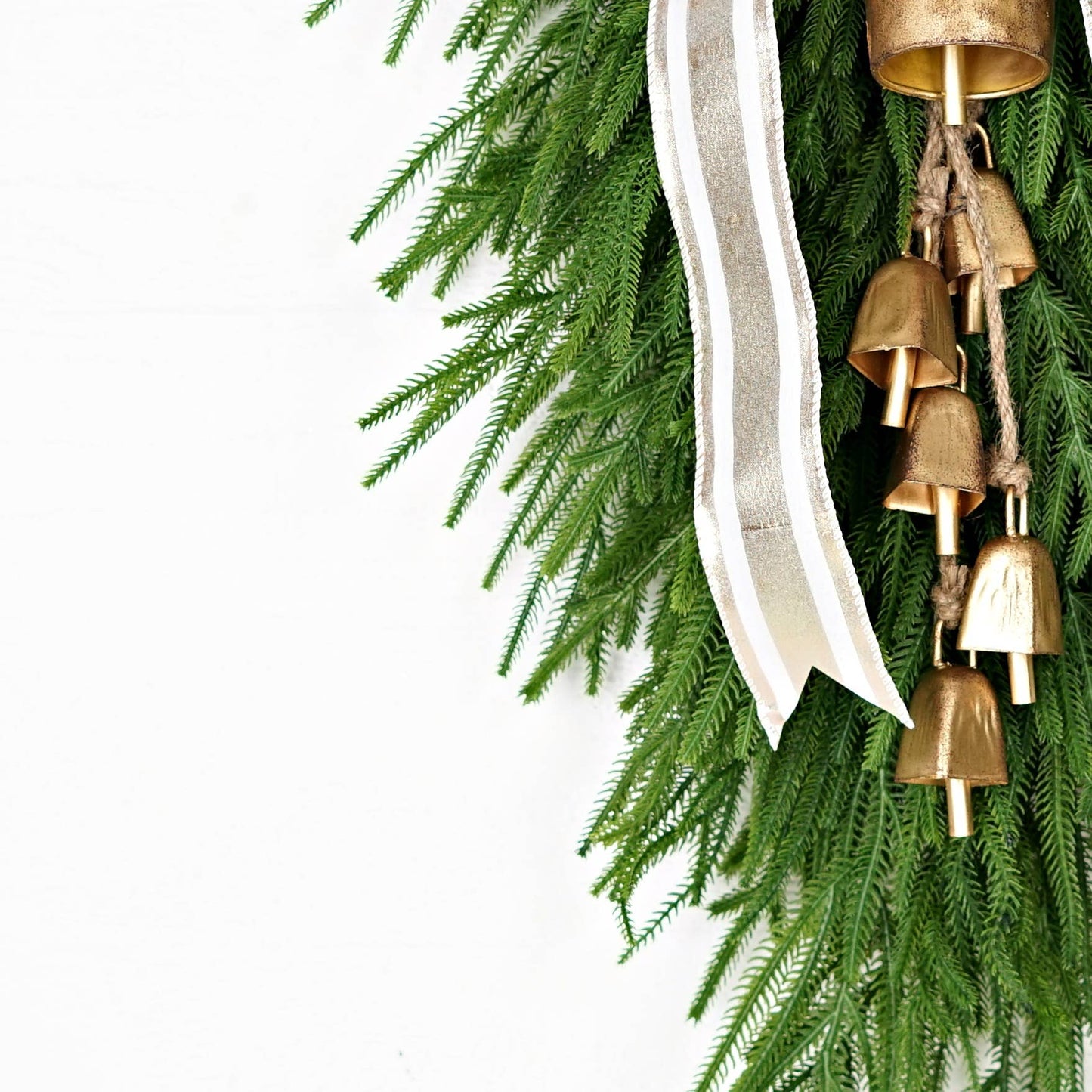 M32501-Vintage Gold Silo Bell w. jute loop (4inH)