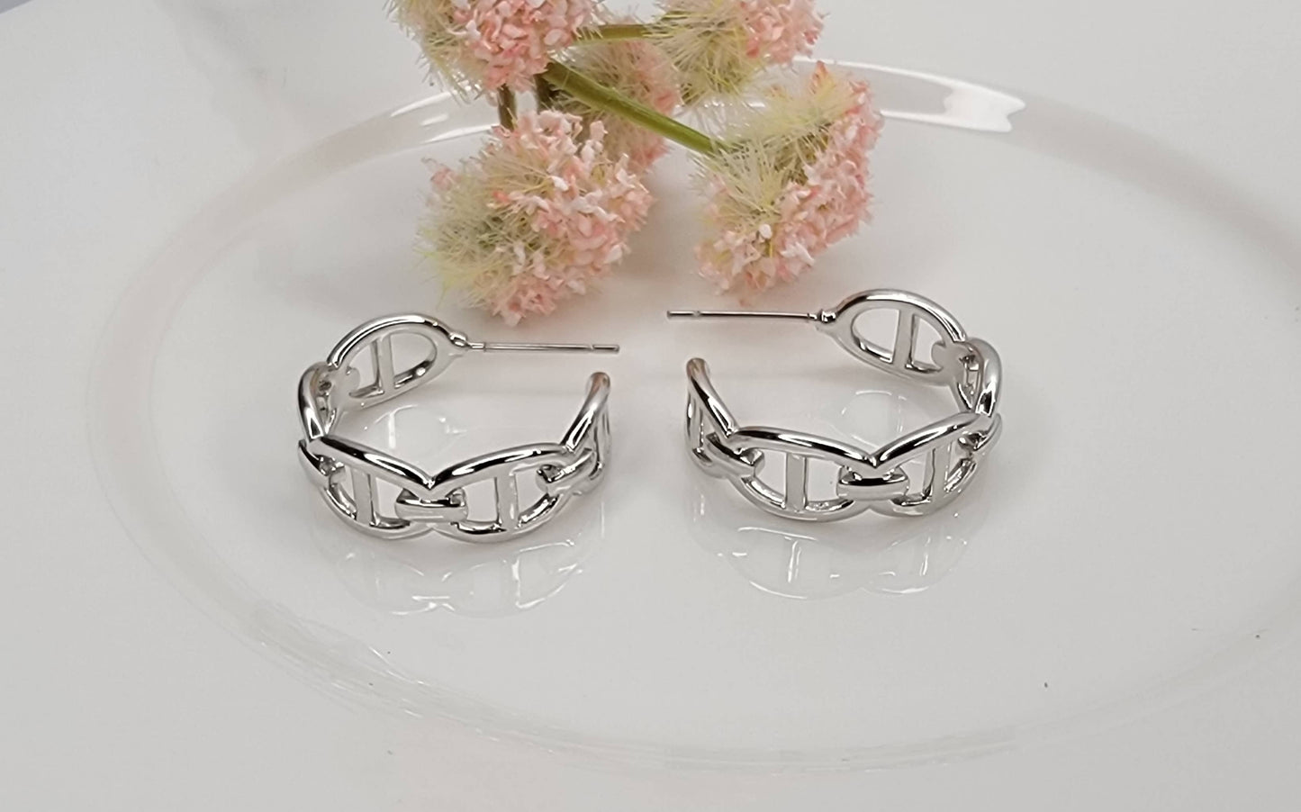 CHAIN STYLE HOOP EARRINGS.
