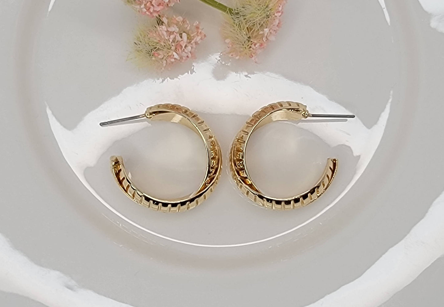 X CROSS HOOP EARRINGS.