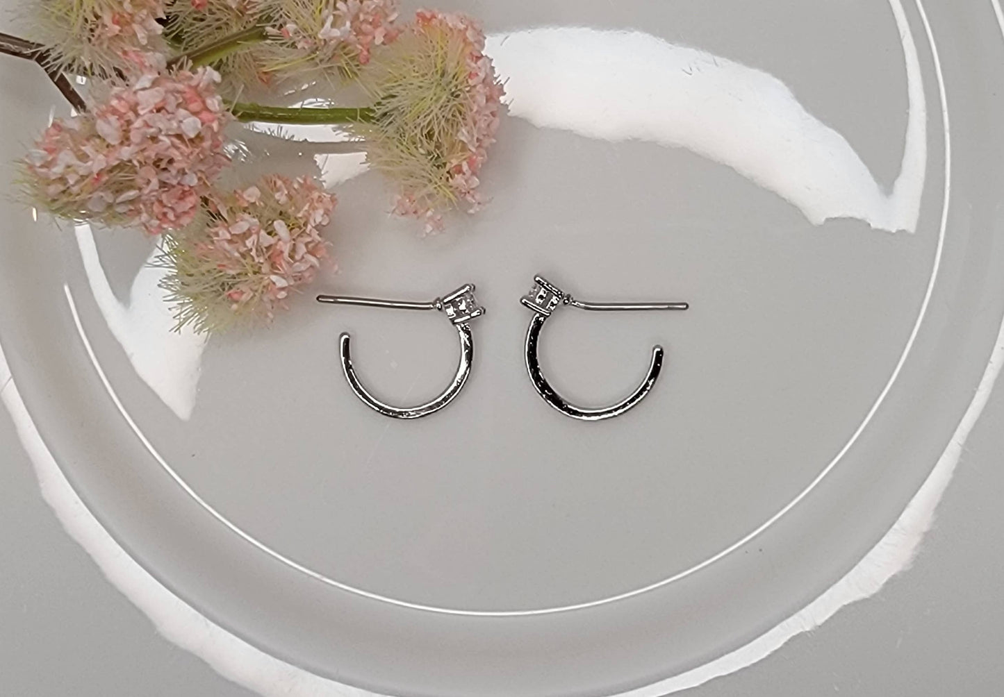 SMALL HOOP EARRINGS.