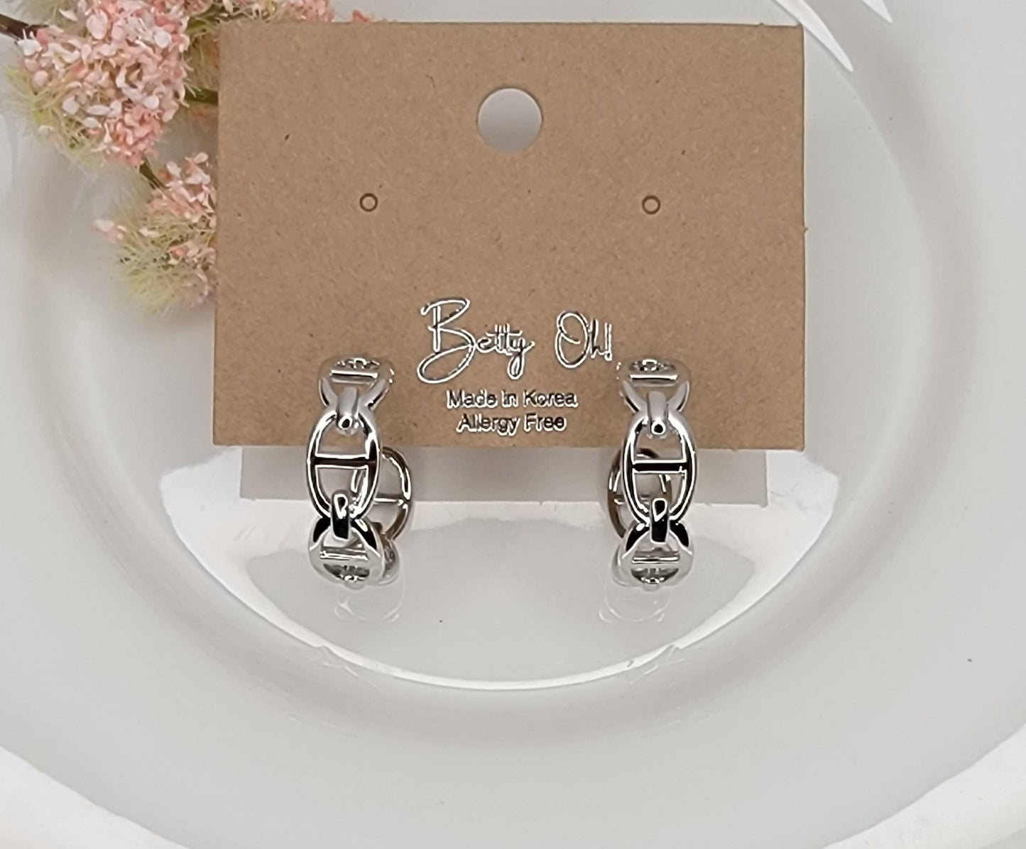 CHAIN STYLE HOOP EARRINGS.