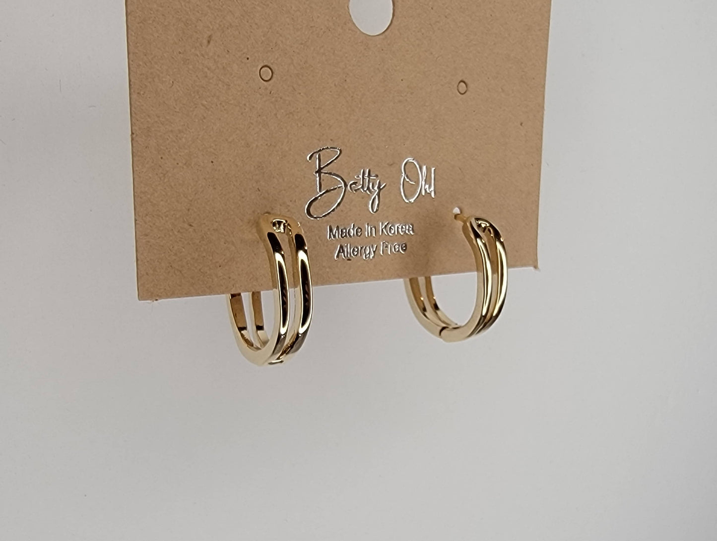 DOUBLE LINED CLICKER EARRINGS.