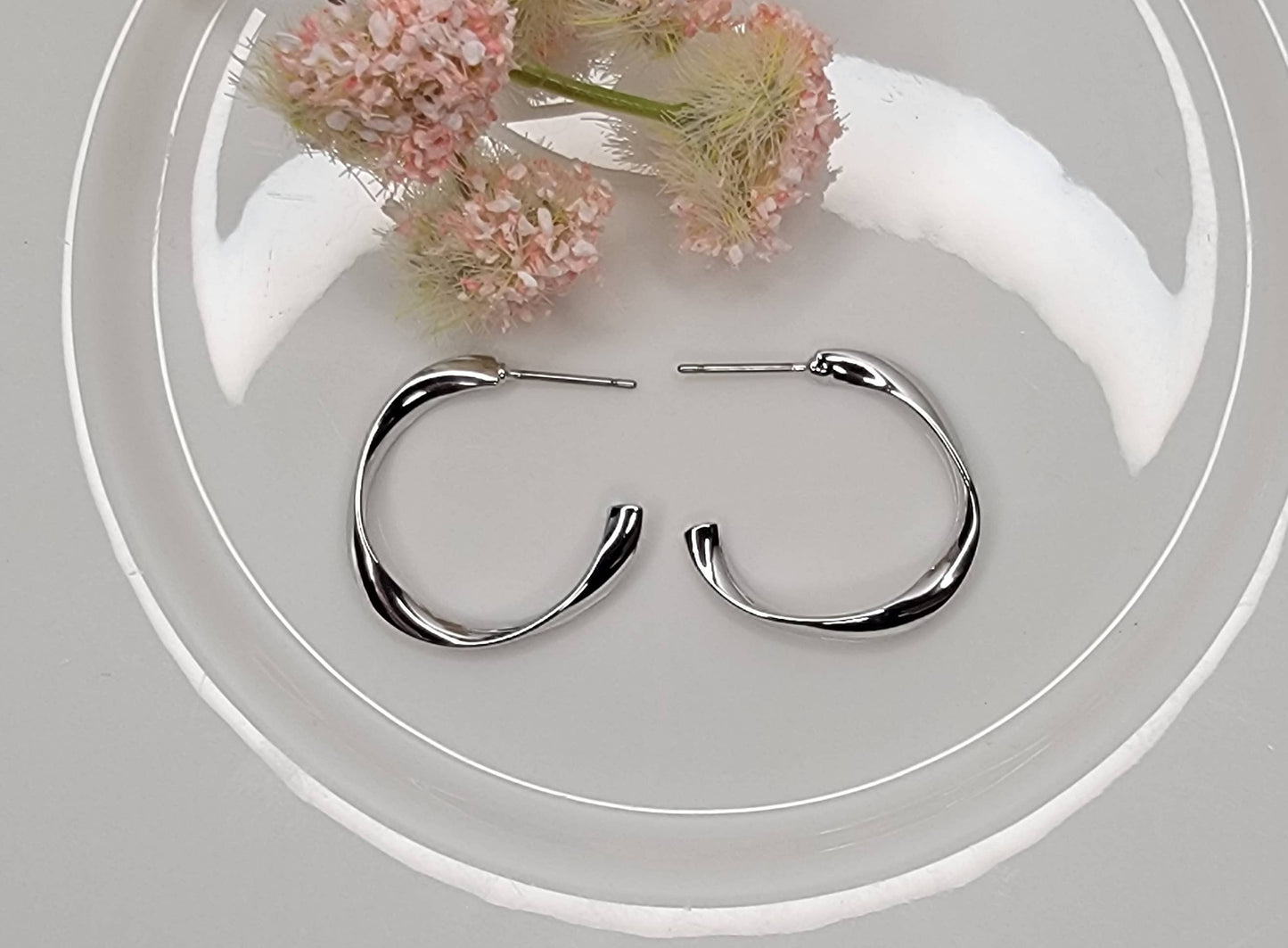 HOOP EARRINGS.