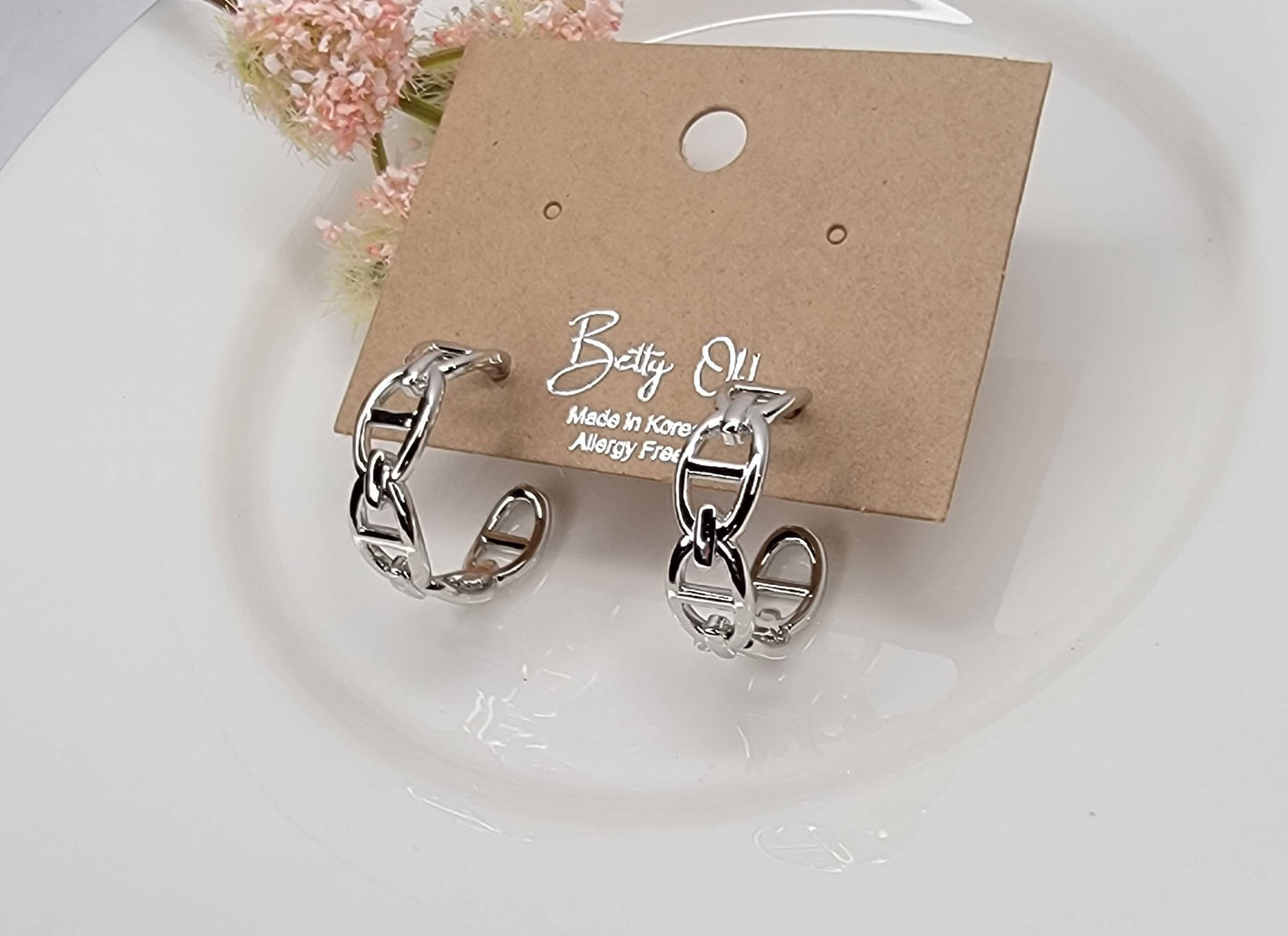 CHAIN STYLE HOOP EARRINGS.