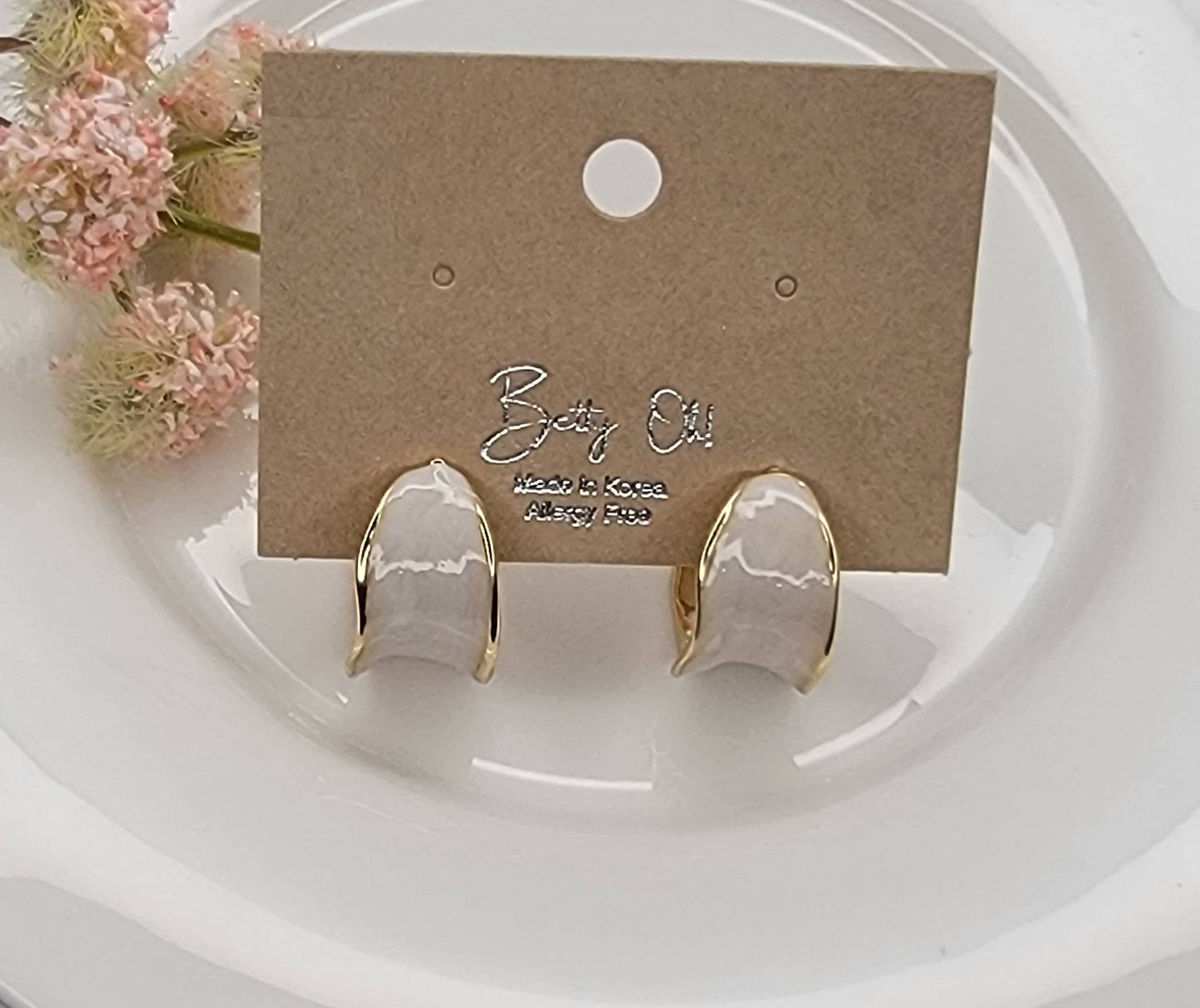 HOOP EARRINGS.