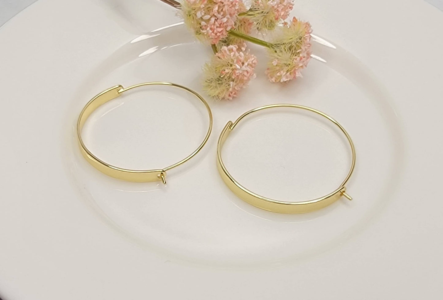 TURNISH FREE HOOP EARRINGS.