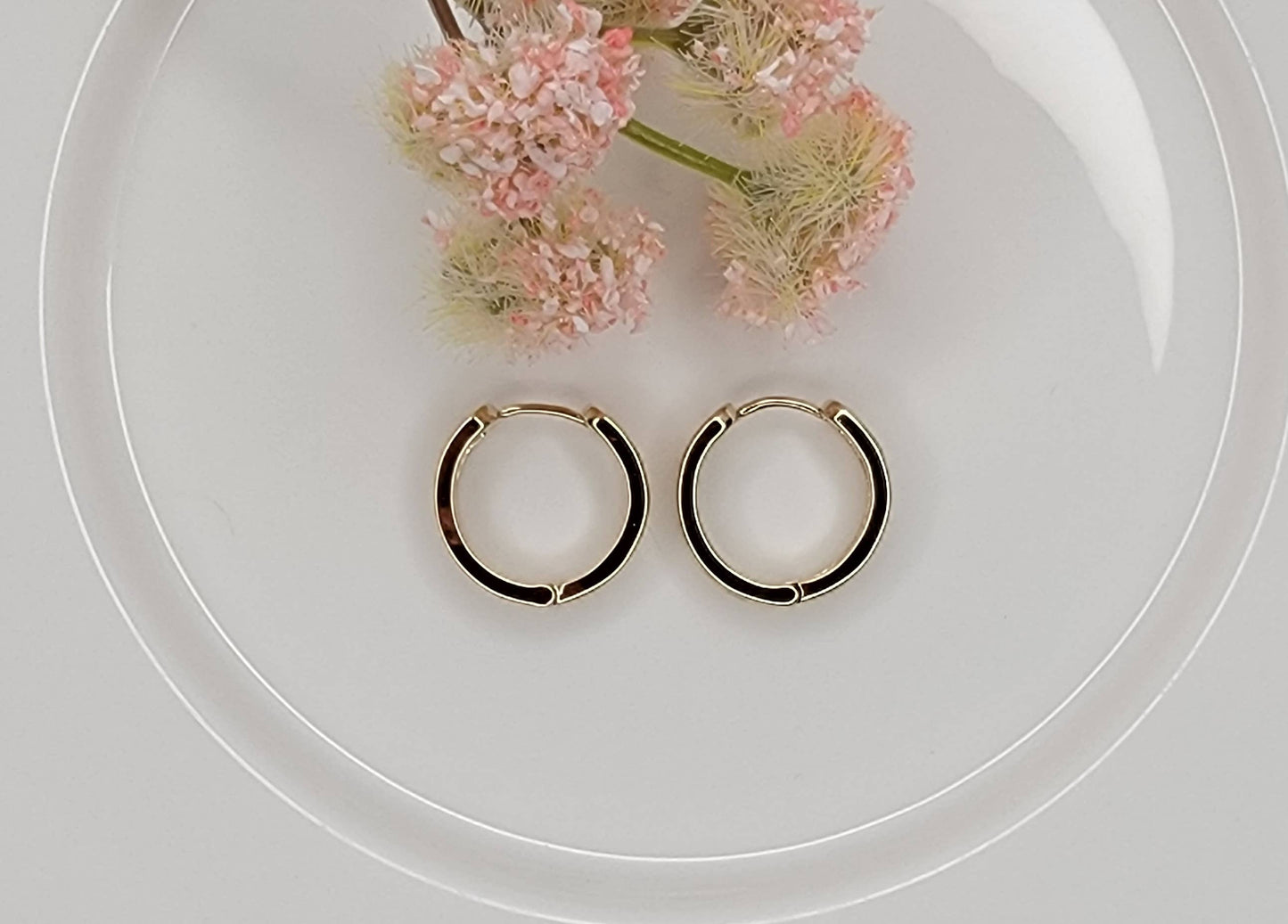 DOUBLE LINED CLICKER EARRINGS.