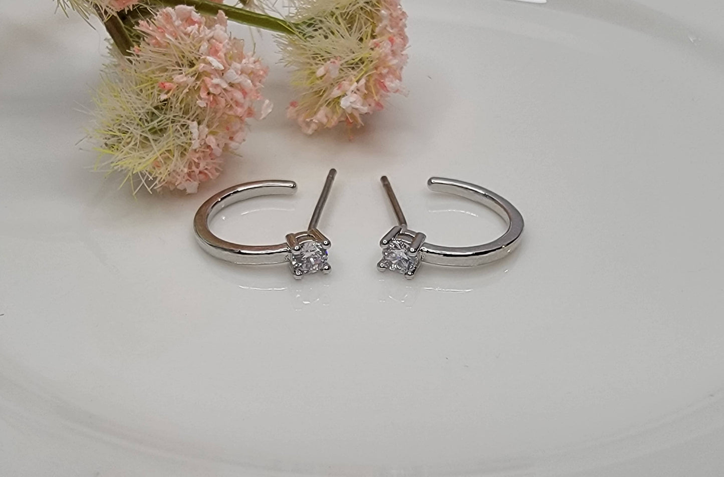 SMALL HOOP EARRINGS.