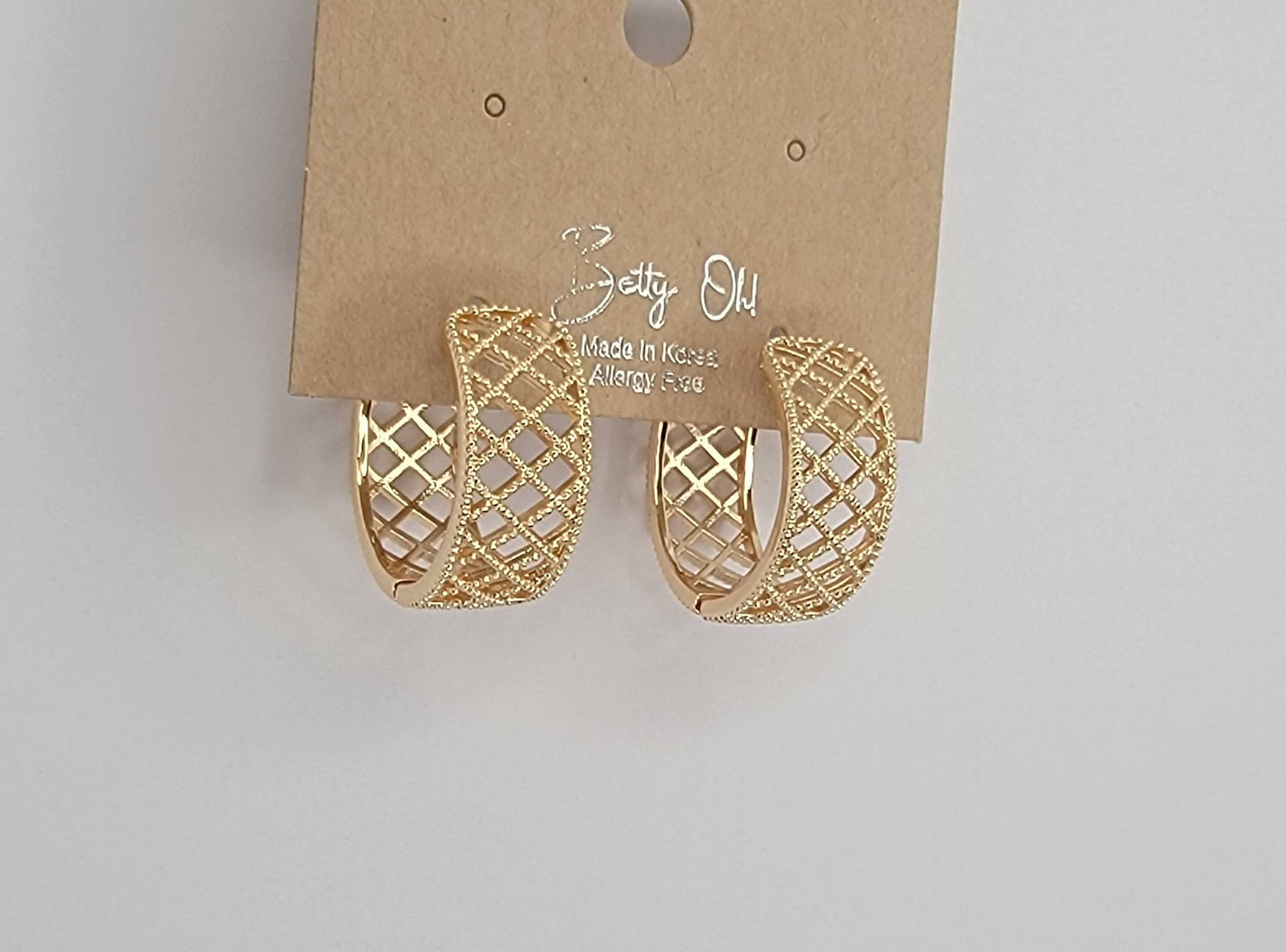 HOOP EARRINGS.