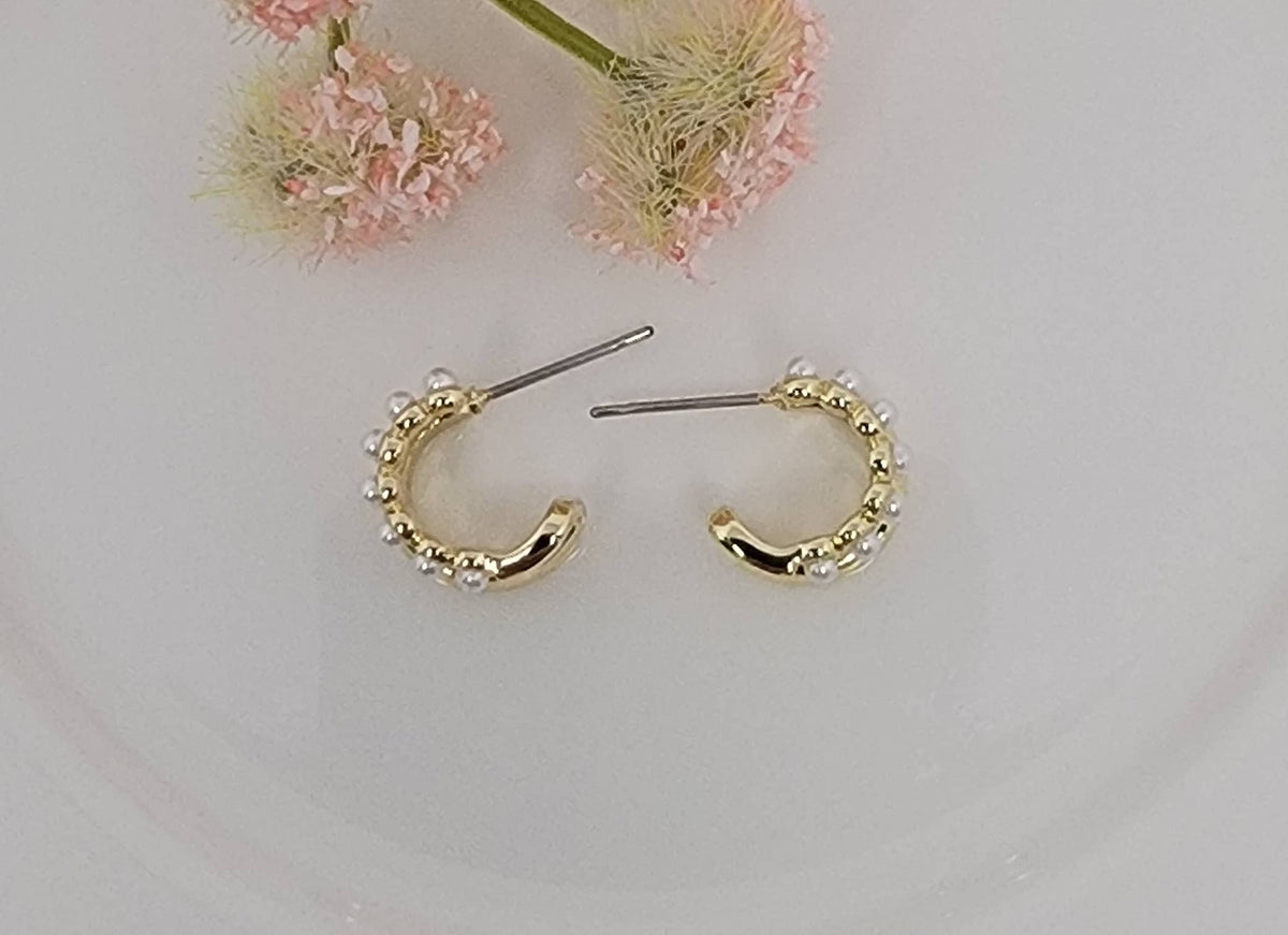 SMALL DOUBLE LAYRED HOOP EARRINGS.