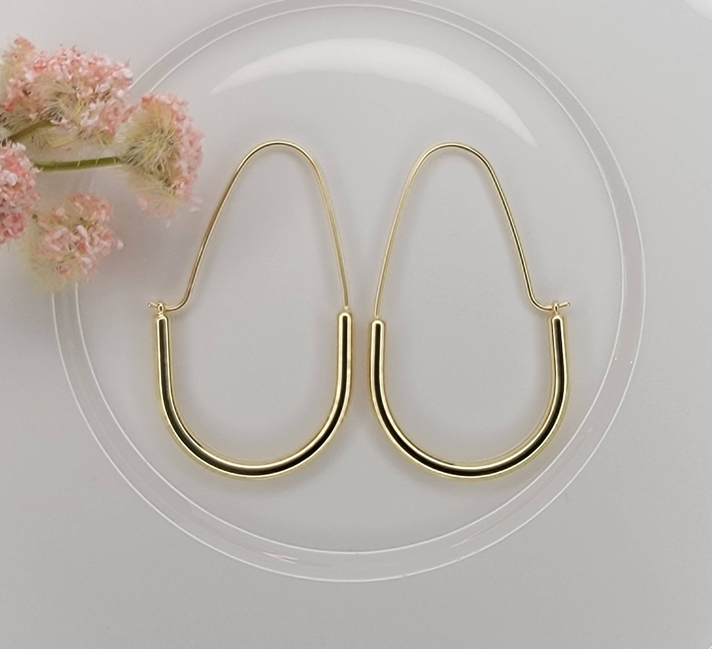 LONG OVAL HOOP EARRINGS.