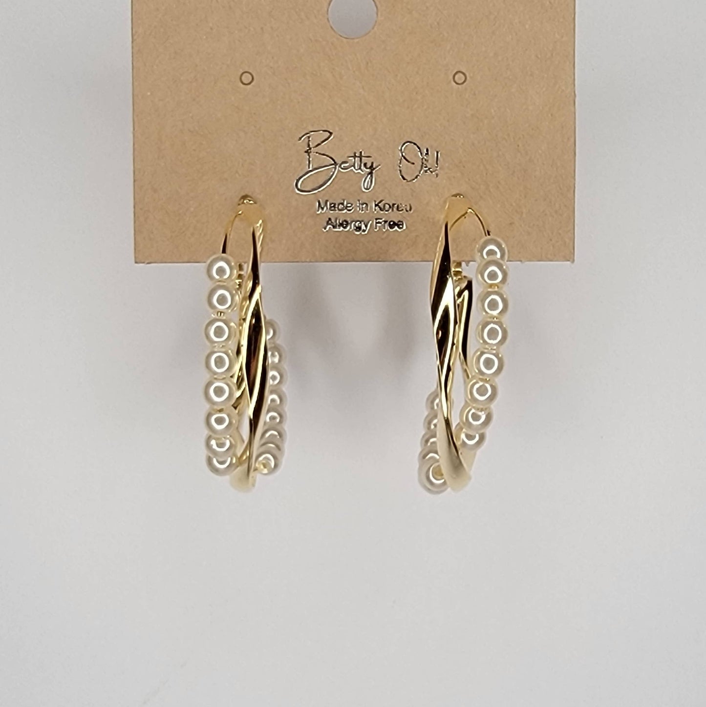 PEARL DECORATED CRISS CROSS GOLD HOOP EARRINGS.