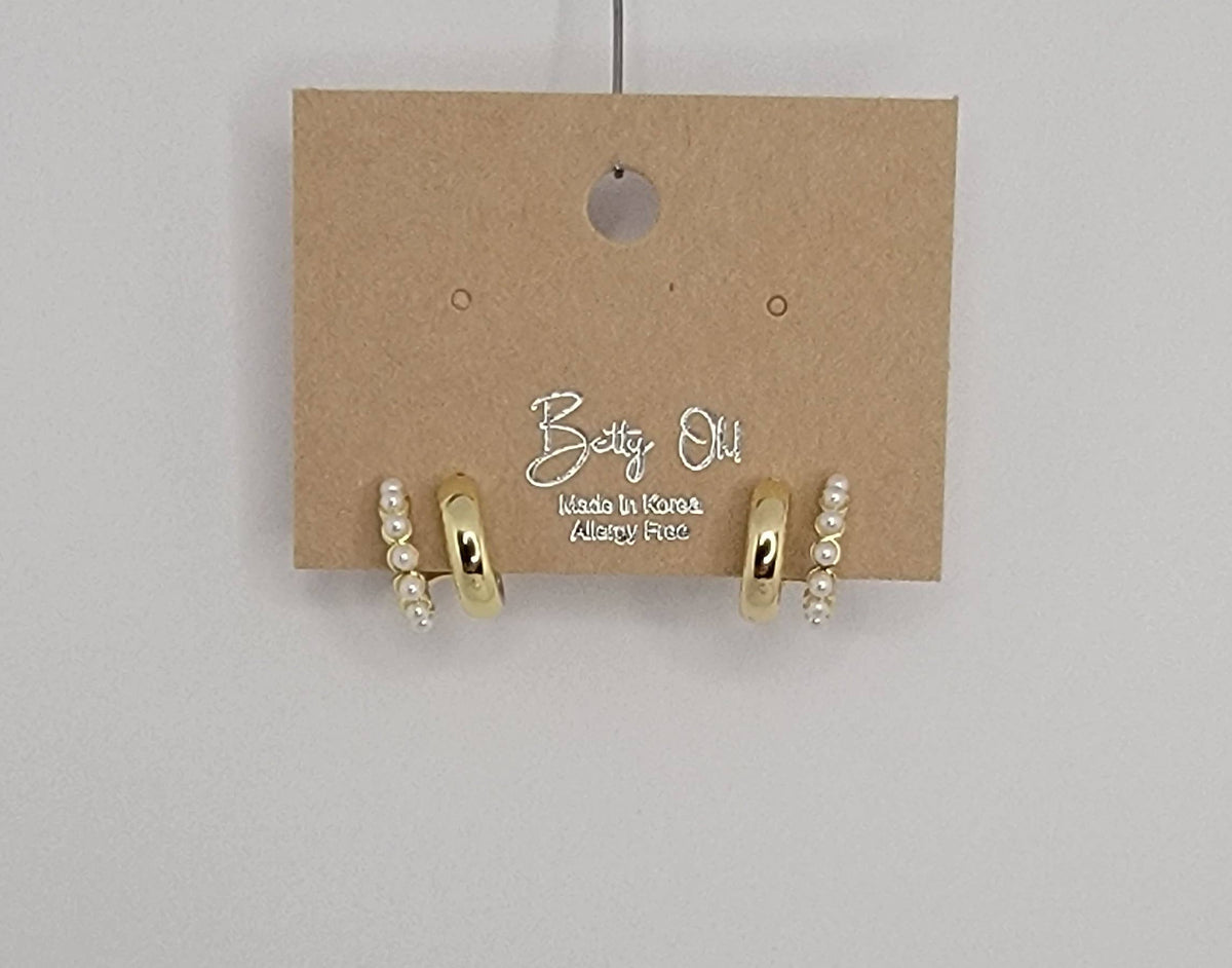 SMALL DOUBLE LAYRED HOOP EARRINGS.
