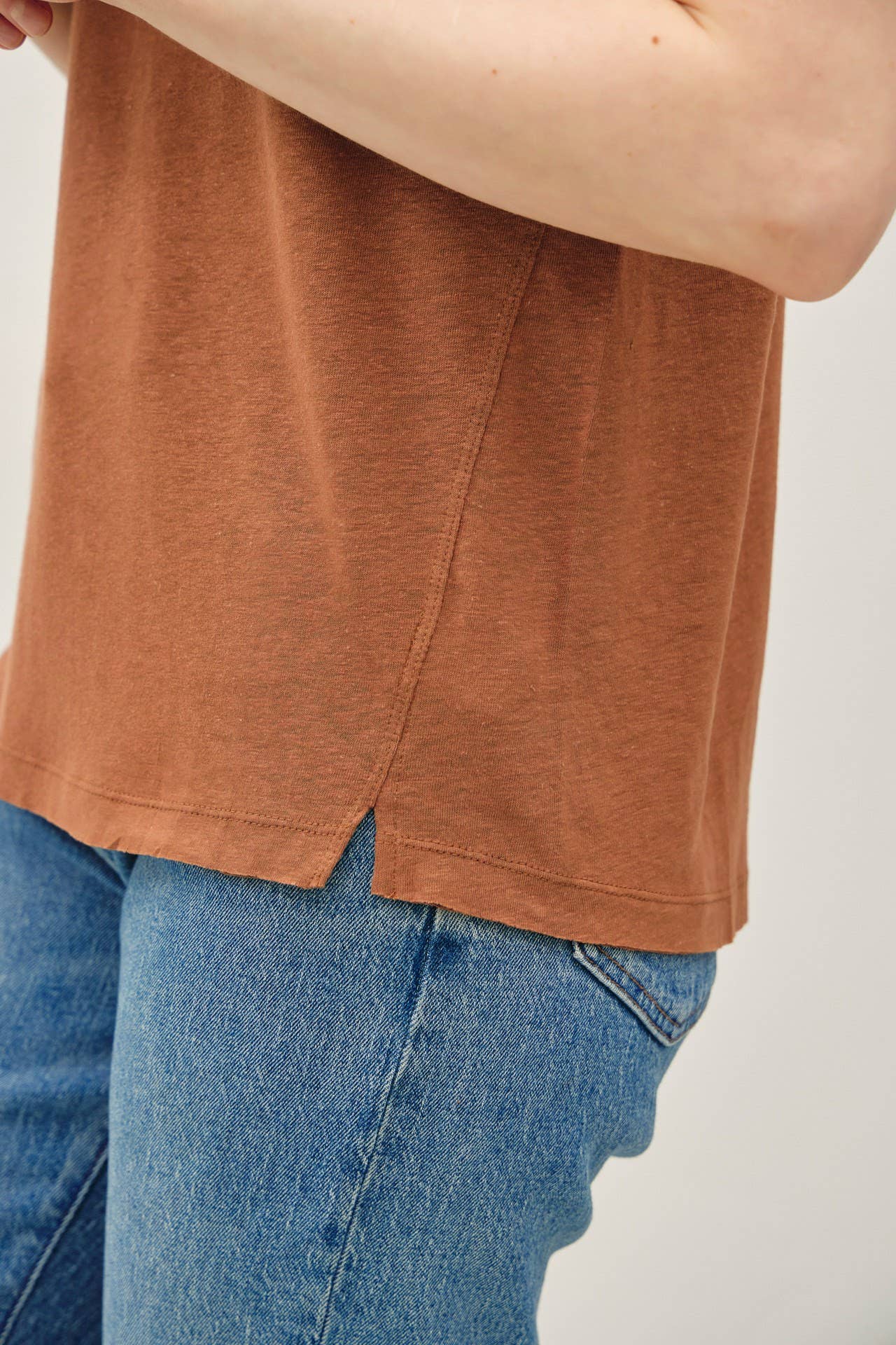 LINEN CLASSIC ROUND NECK SPLIT HEM T-SHIRT