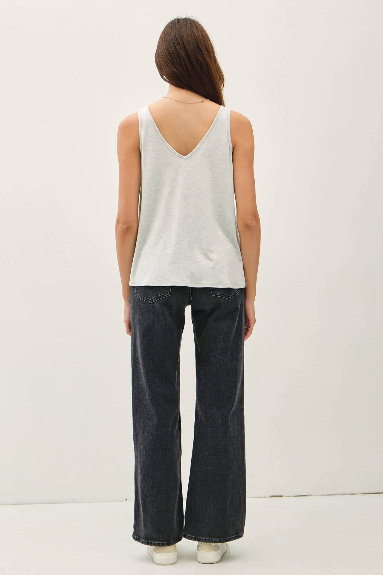 BAMBOO/MODAL BASIC V-NECK TANK