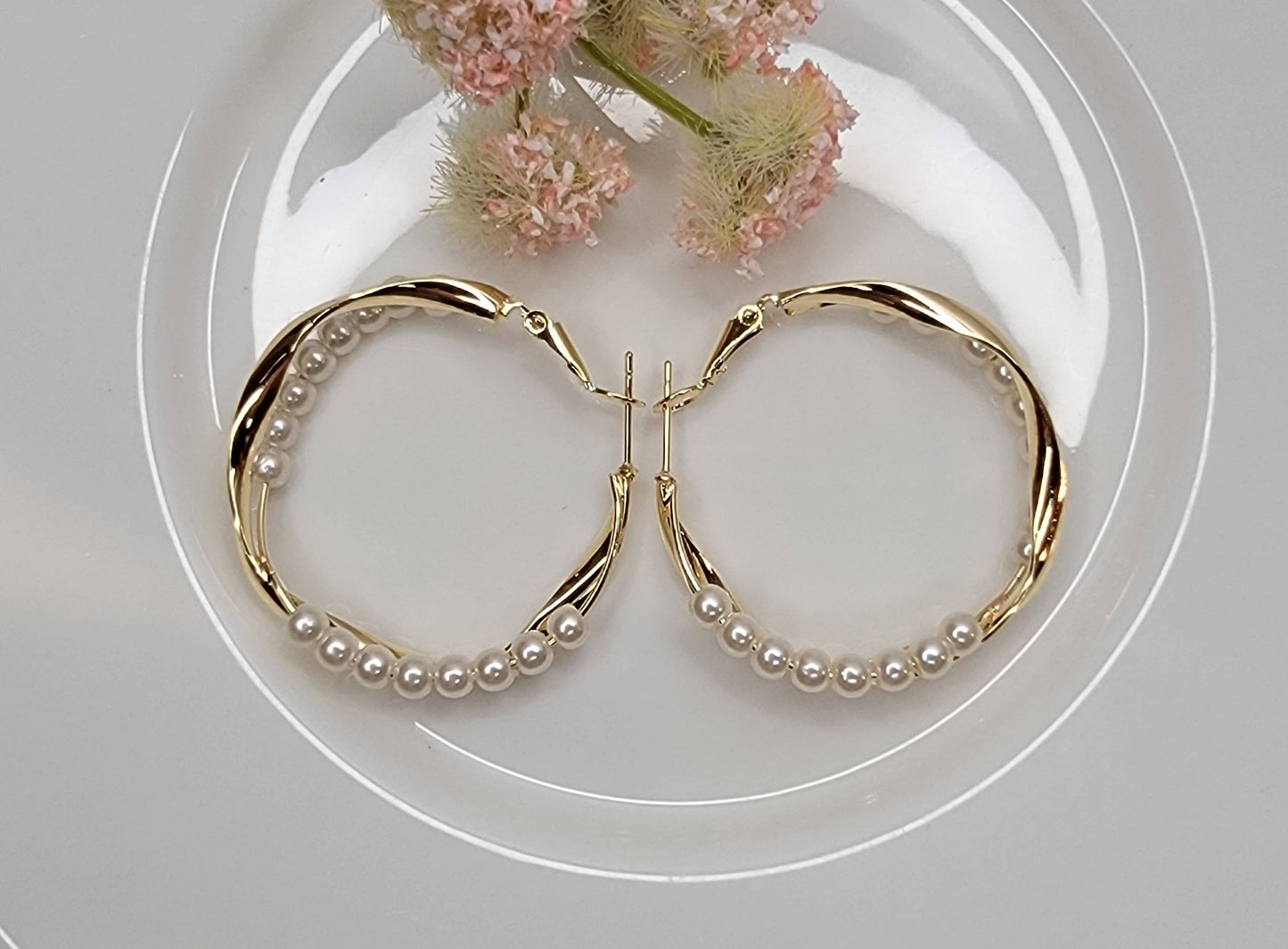 PEARL DECORATED CRISS CROSS GOLD HOOP EARRINGS.
