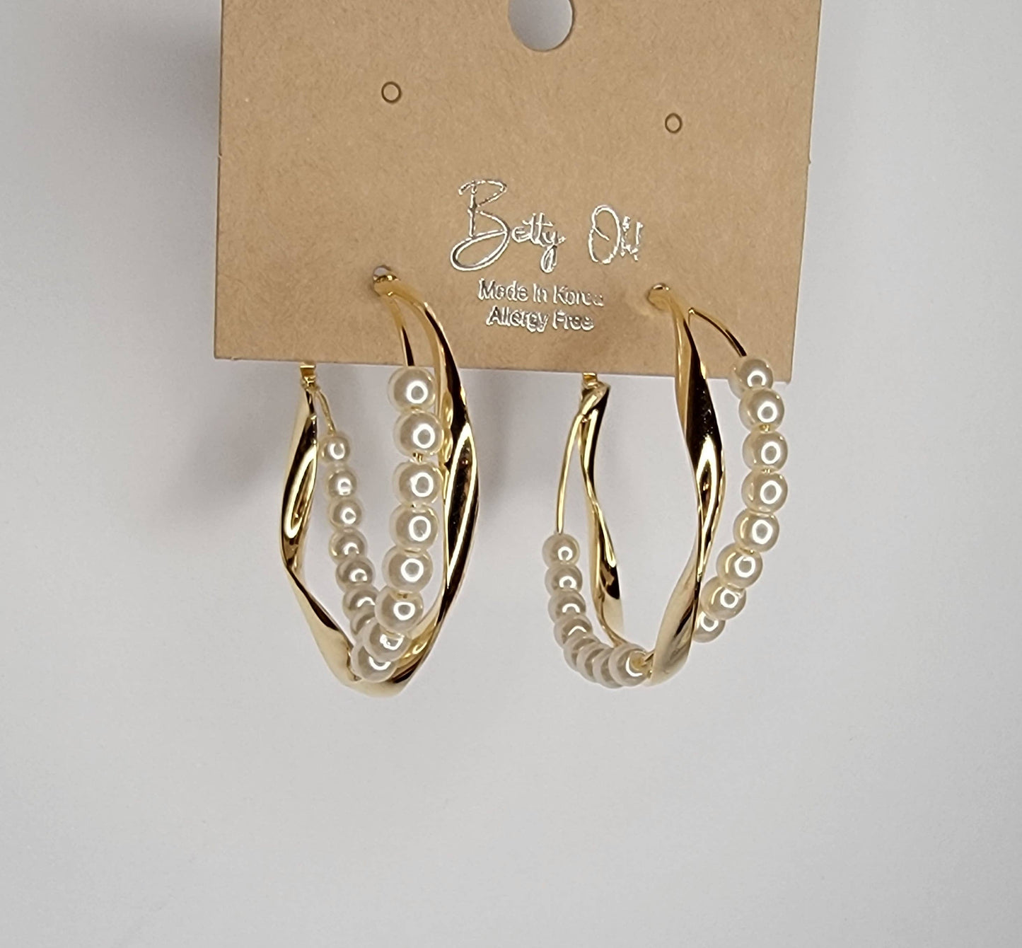 PEARL DECORATED CRISS CROSS GOLD HOOP EARRINGS.