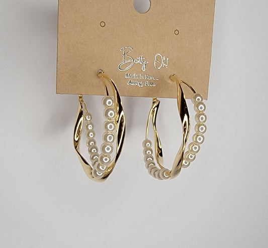 PEARL DECORATED CRISS CROSS GOLD HOOP EARRINGS.