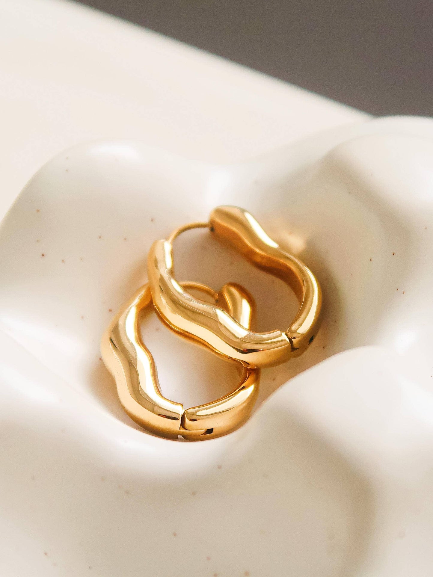 Darcy 18K Gold Oval Hoop Earring