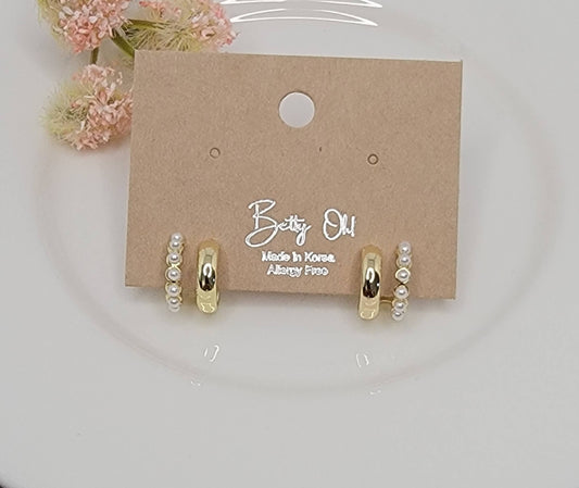 SMALL DOUBLE LAYRED HOOP EARRINGS.