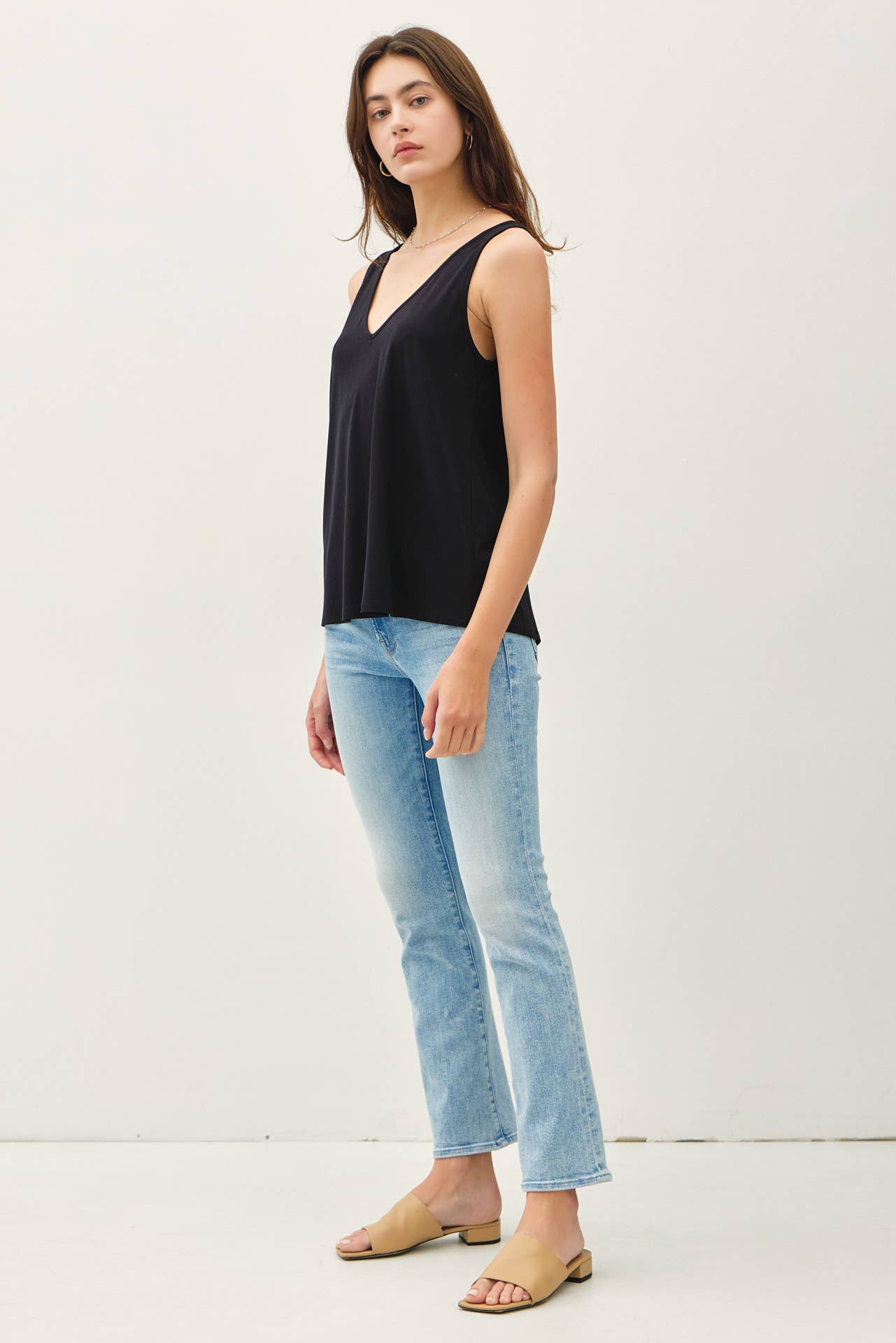 BAMBOO/MODAL BASIC V-NECK TANK