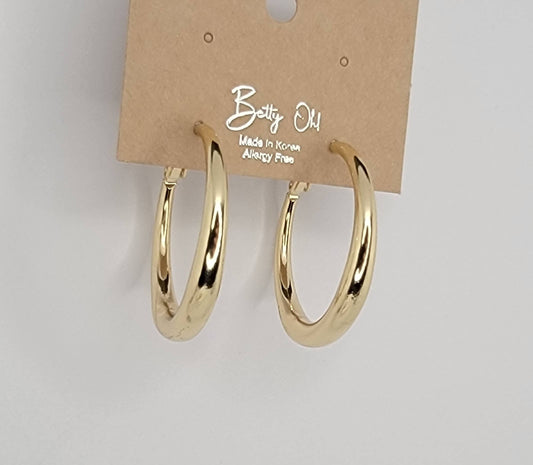 HOOP EARRINGS.