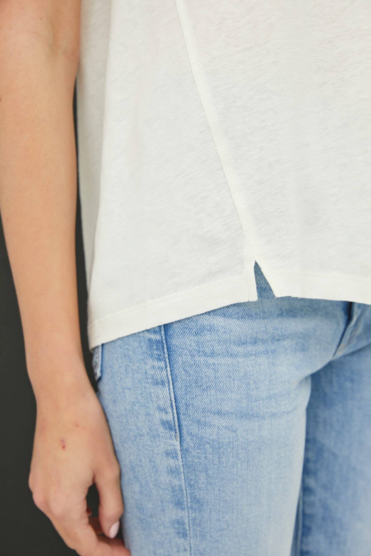 LINEN CLASSIC ROUND NECK SPLIT HEM T-SHIRT