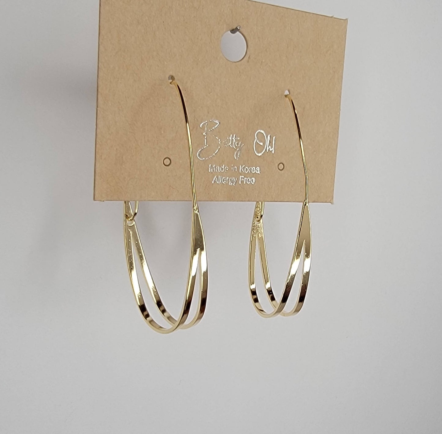 HOOP EARRINGS.