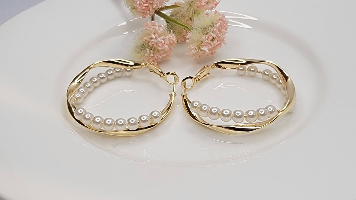 PEARL DECORATED CRISS CROSS GOLD HOOP EARRINGS.