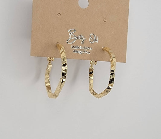 HOOP EARRINGS.
