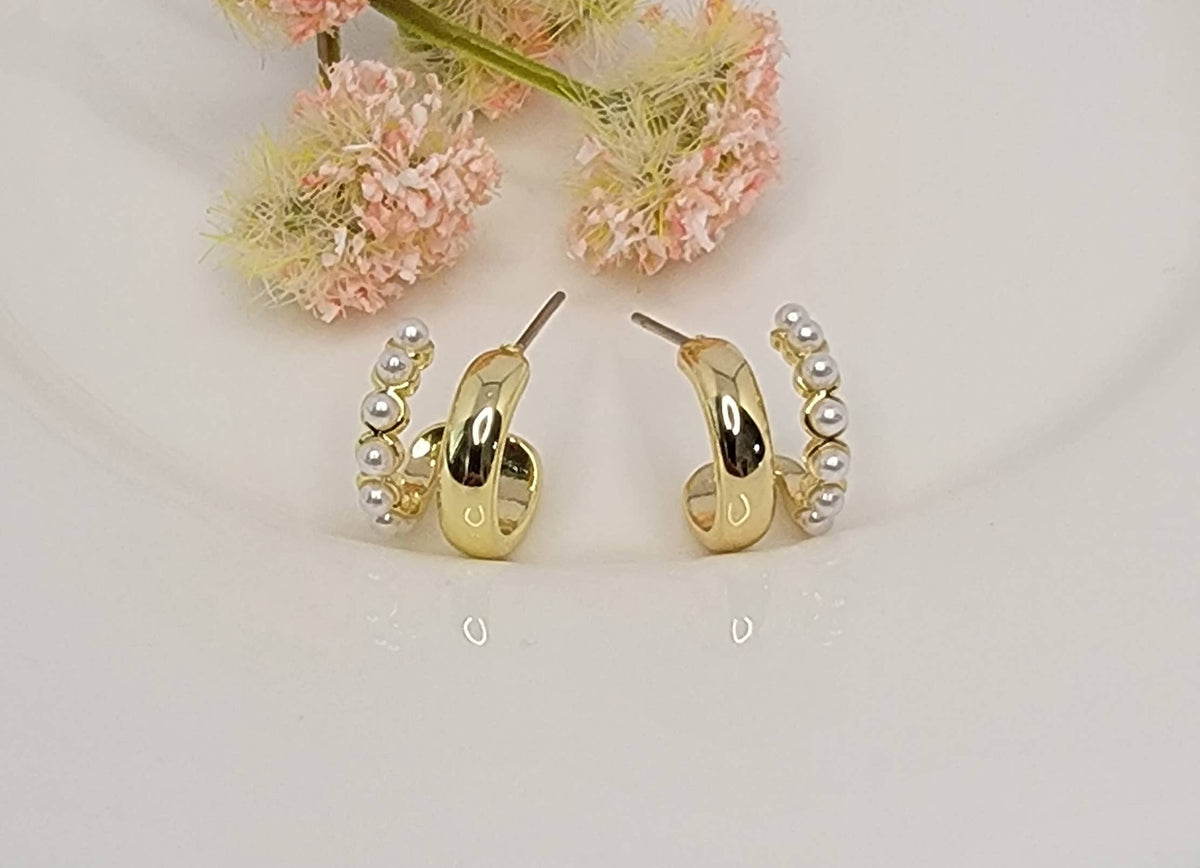 SMALL DOUBLE LAYRED HOOP EARRINGS.
